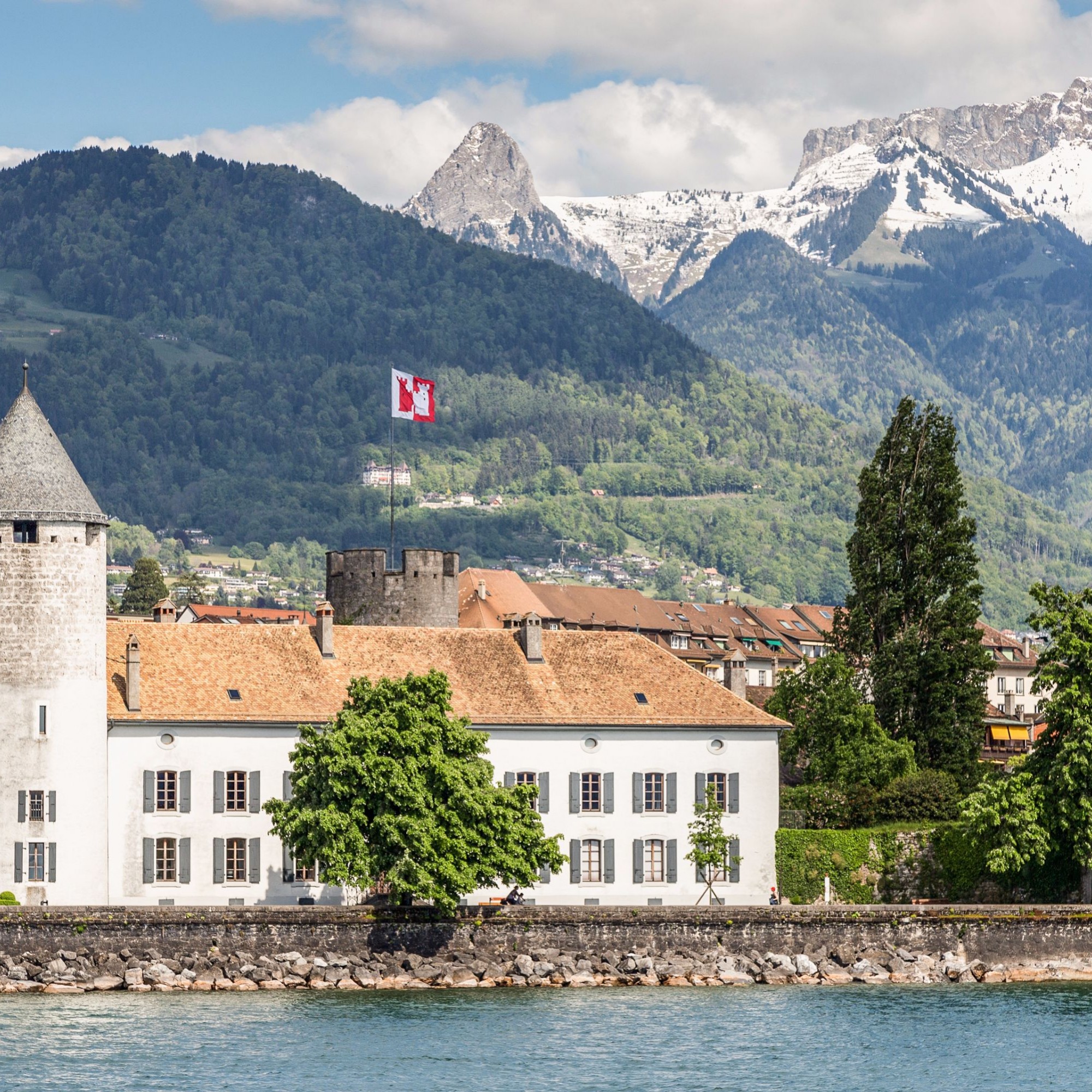 Das Schloss La-Tour-de-Peilz liegt im gleichnamigen Ort am östlichen Ufer des Genfersees.