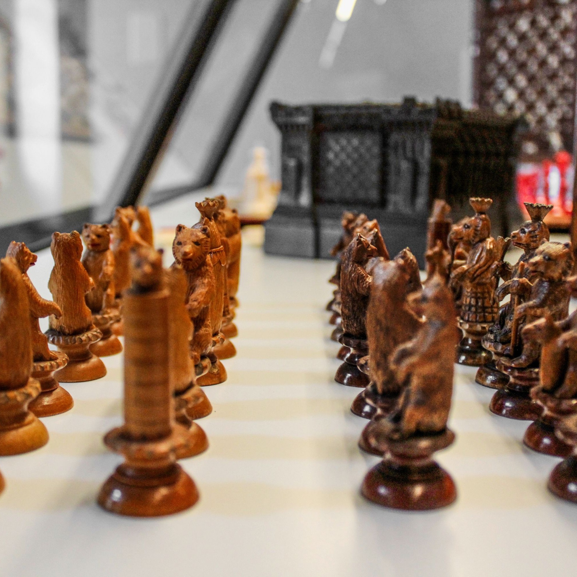 Schachfiguren gibt es in zahlreichen Varianten: Diese Bären stammen aus Brienz und wurden aus Holz geschnitzt. 