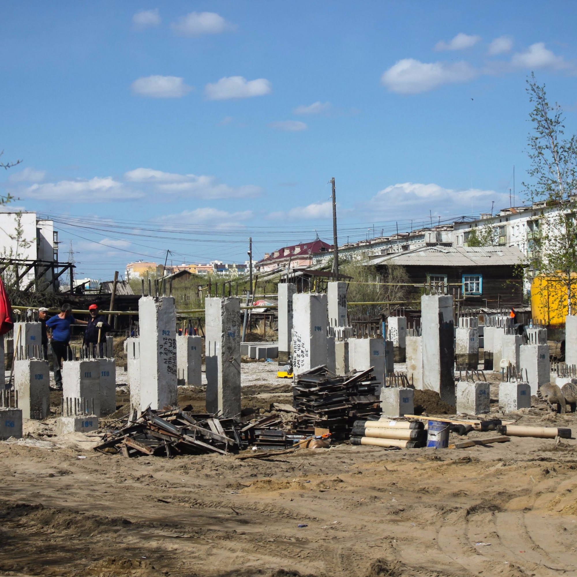 Eine Baustelle in Jakutsk: Die Gebäude werden aufgrund des permanent gefrorenen Bodens auf speziellen Stelzen gebaut.