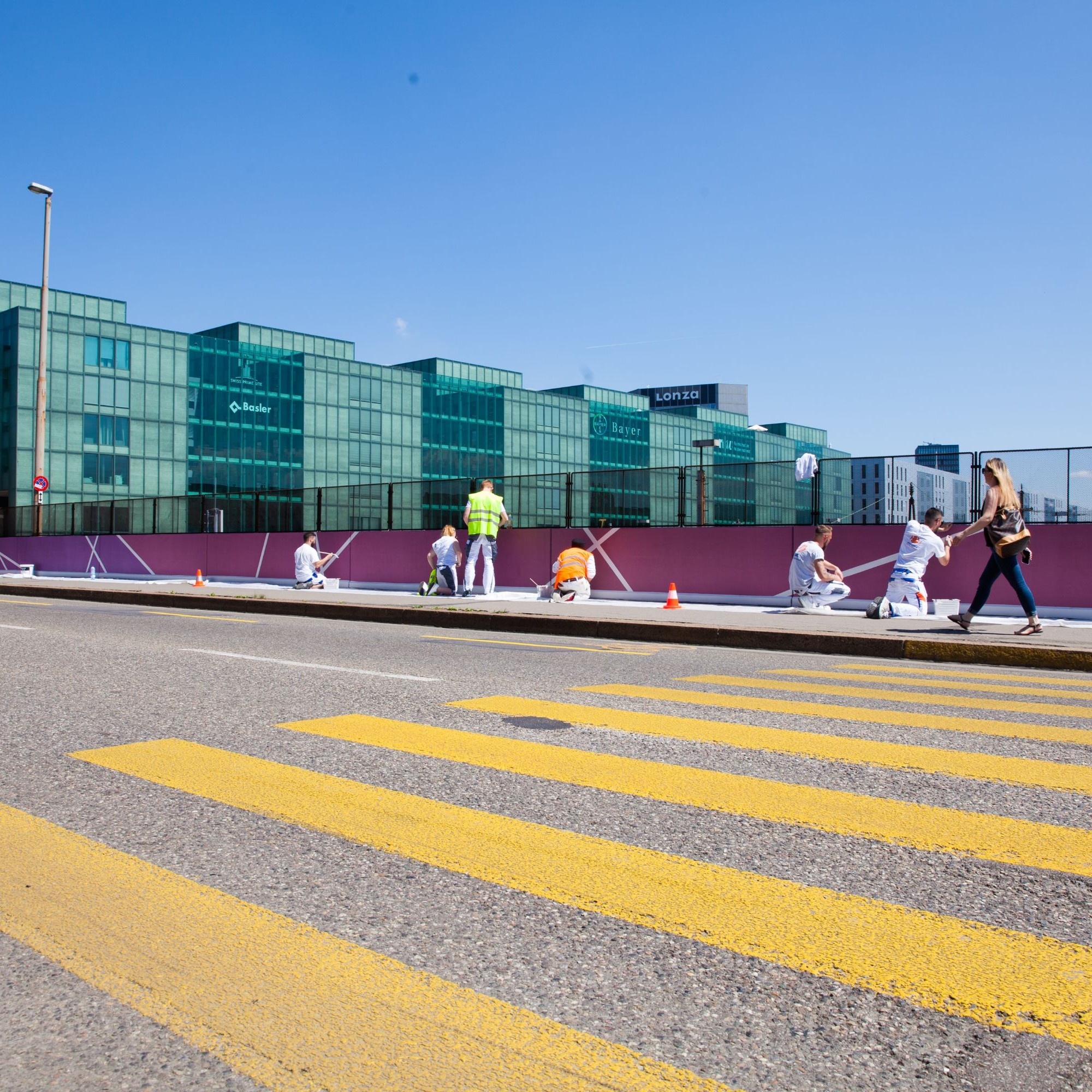 Maler-Lehrlinge haben die Brückenwände beim Bahnhof SBB neu gestaltet.