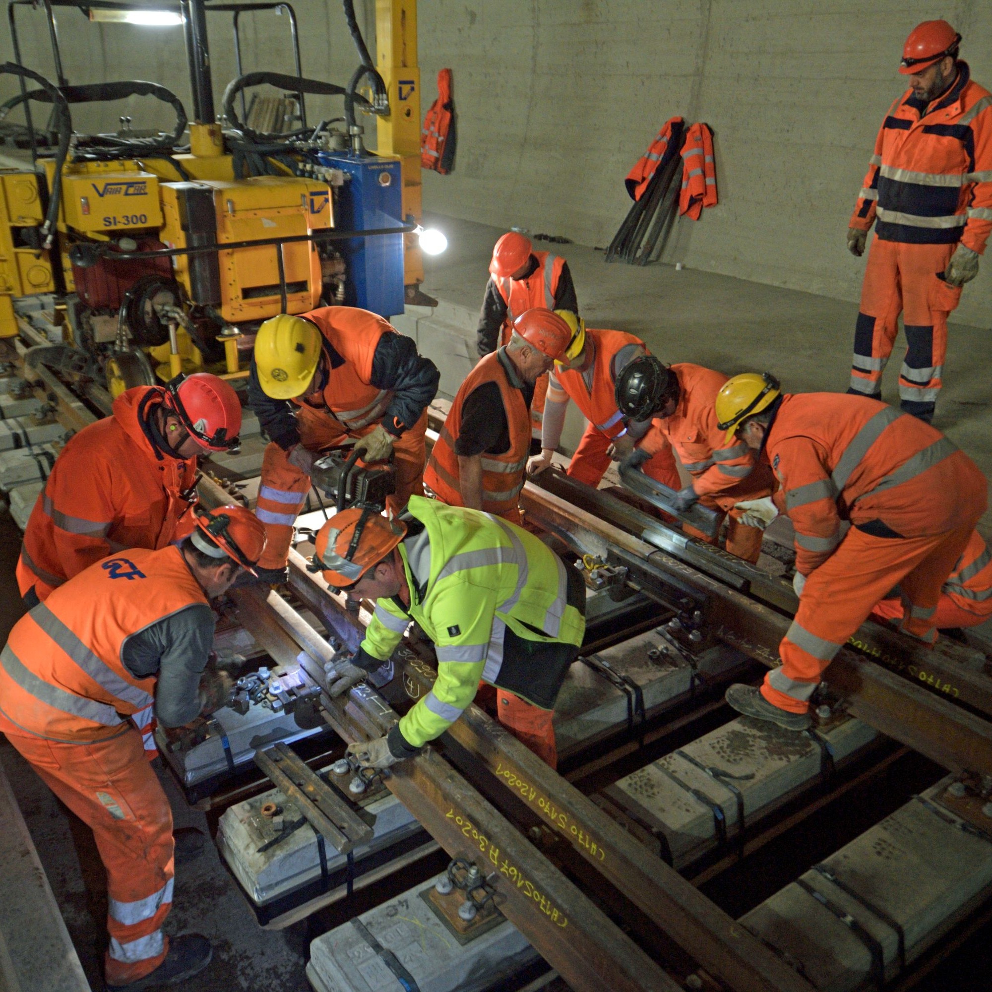 Einbau einer Weiche im Ceneri-Basistunnel.