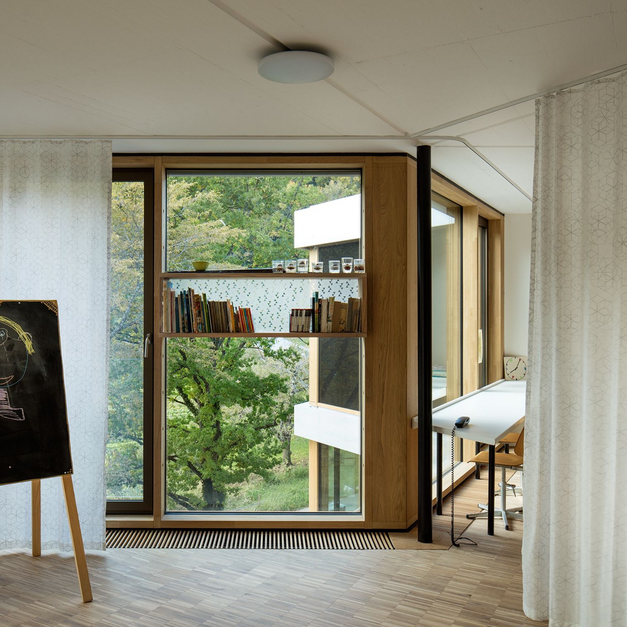  Mit einem integrierten Möbelsystem kann die Glasfassade individuell gestaltet werden. 