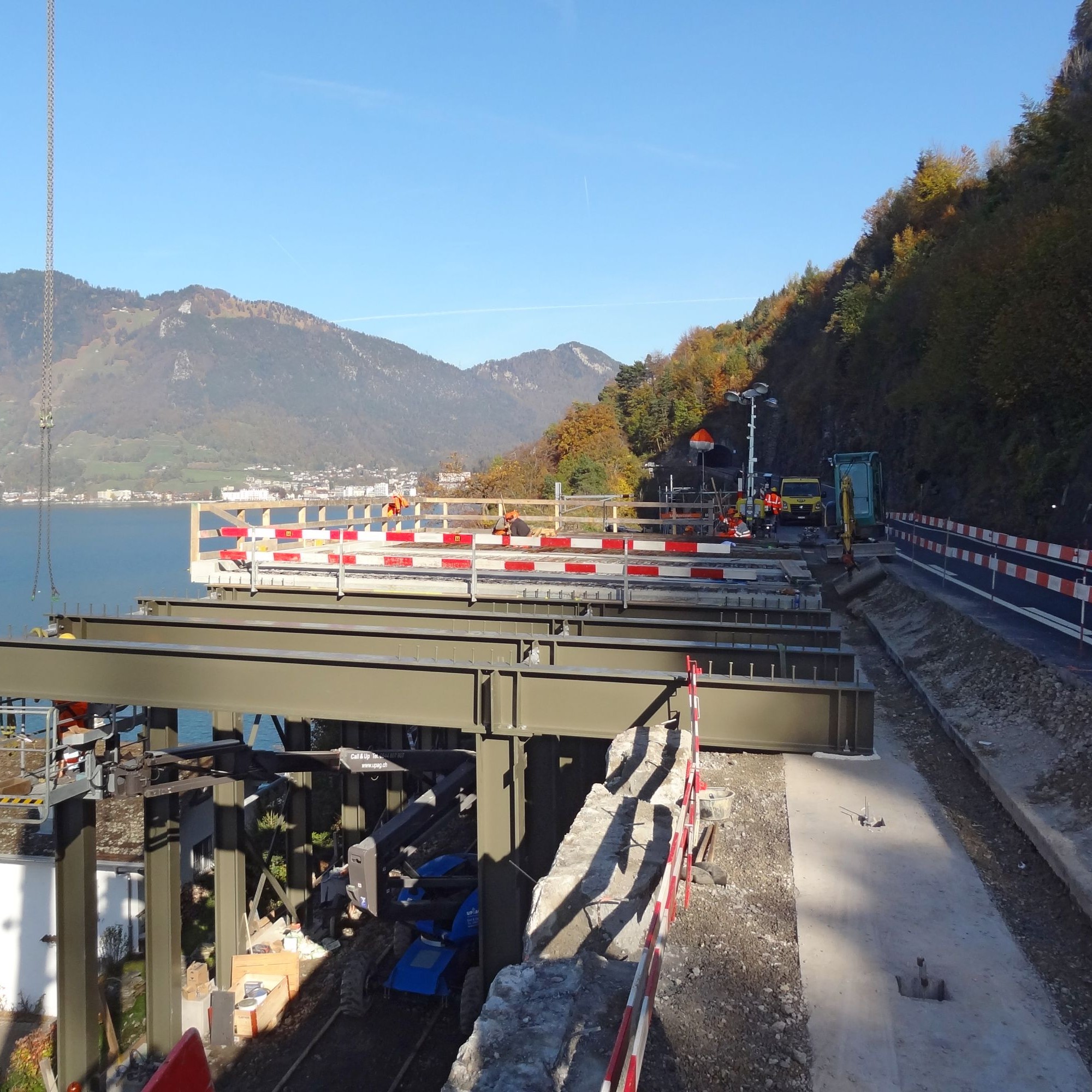 Die Arbeiten an der temporären Strassenüberführung an der Axenstrasse im Gebiet Ort letzten Herbst.