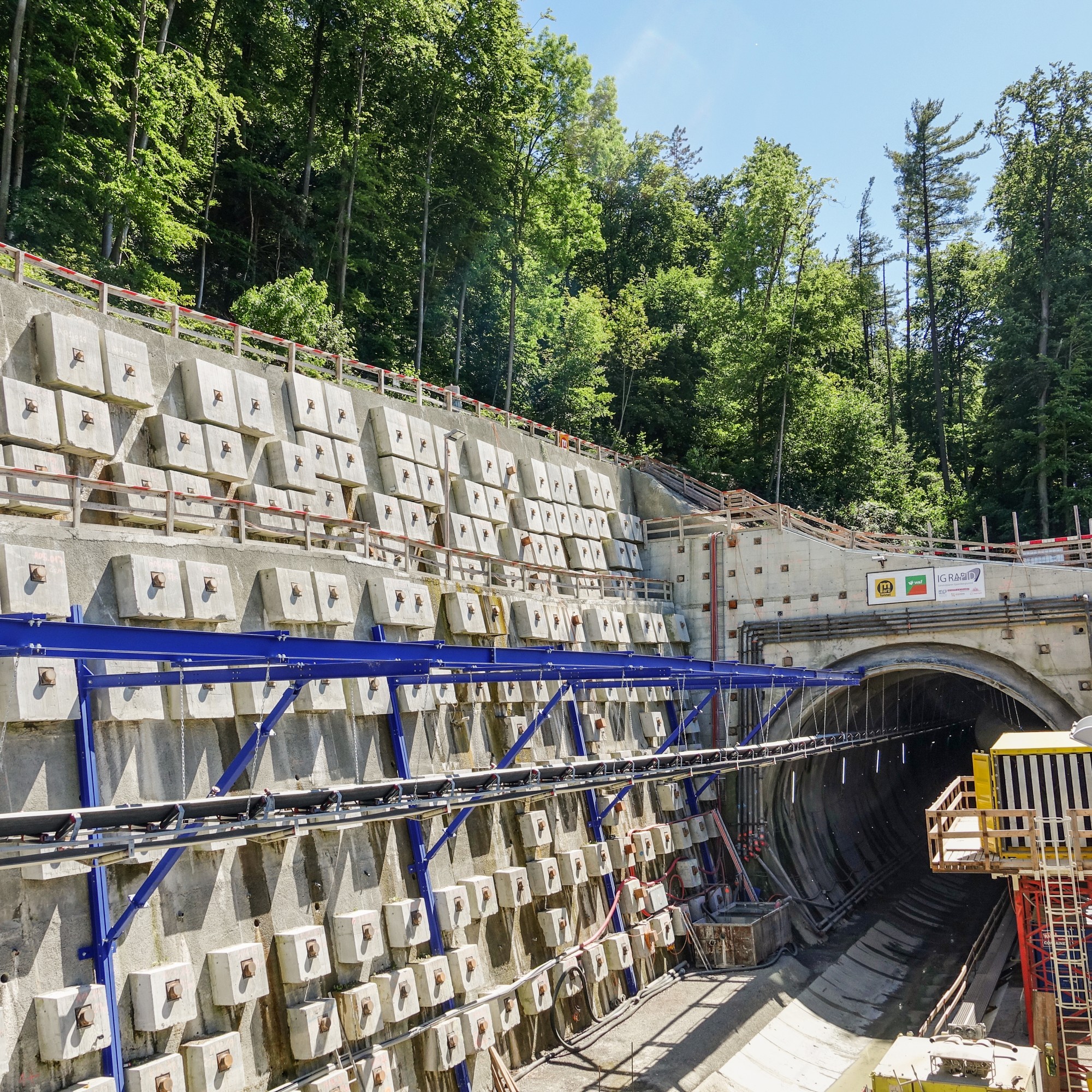 Baustelle Eppenbergtunnel, Einfahrt Aarau Wöschnau, Ankerwände im Januar 2018.