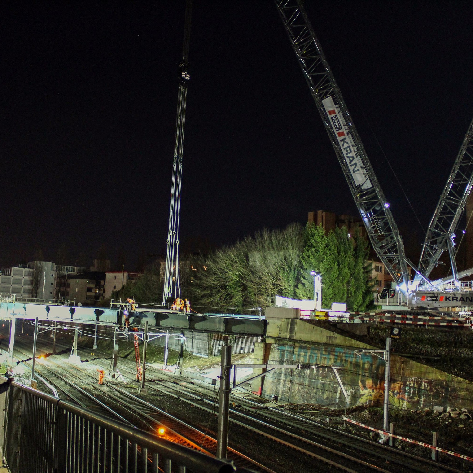 Der grösste Raupenkran der Schweiz hob im März 2017 die 170 Tonnen schwere Stahlkonstruktion der Schönenwerdbrücke in Dietikon in einem Stück aus.