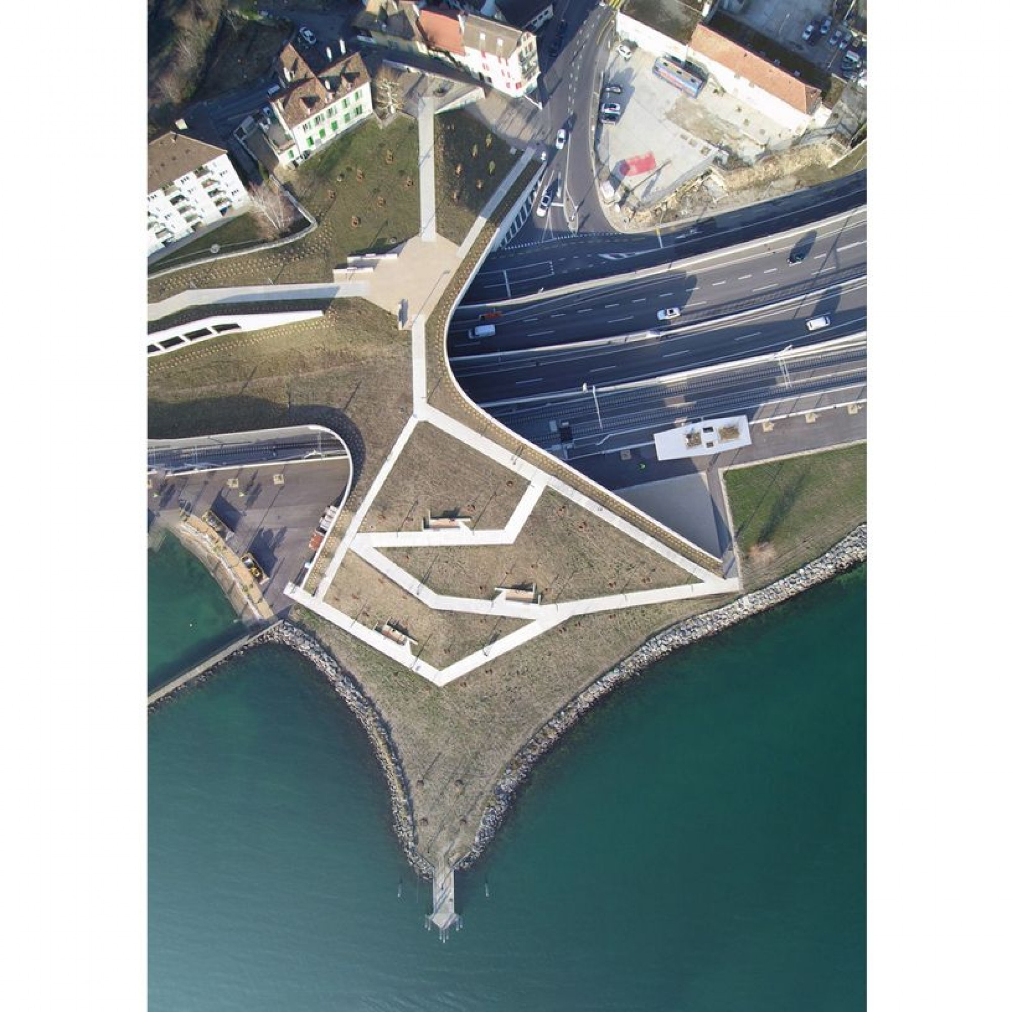 Auch Ingenieure laden an verschiedenen Orten zur Besichtigung ein: Ingenieurbaukunst ist beispielsweise am Neuenburgersee zu bestaunen. Der Verlauf der Nationalstrasse 5 und der Kantonsstrasse 5 war früher unübersichtlich, was viel Durchgangsverkehr im St