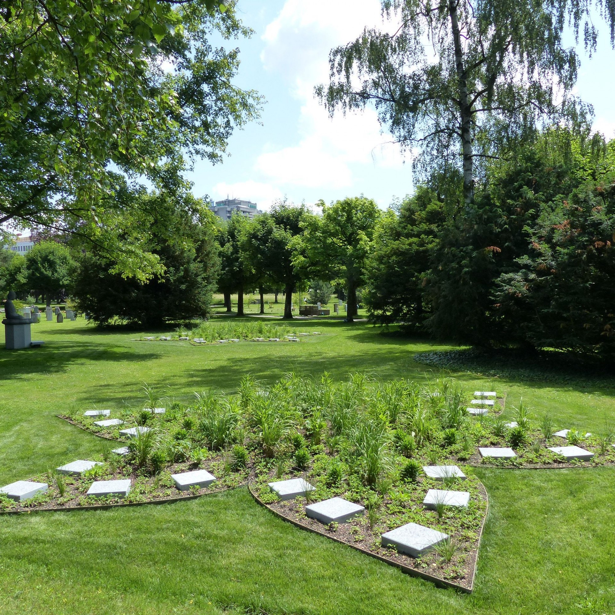 Der Buddha-Garten besteht aus zwei Grabfeldern in Form einer Lotusblüte.