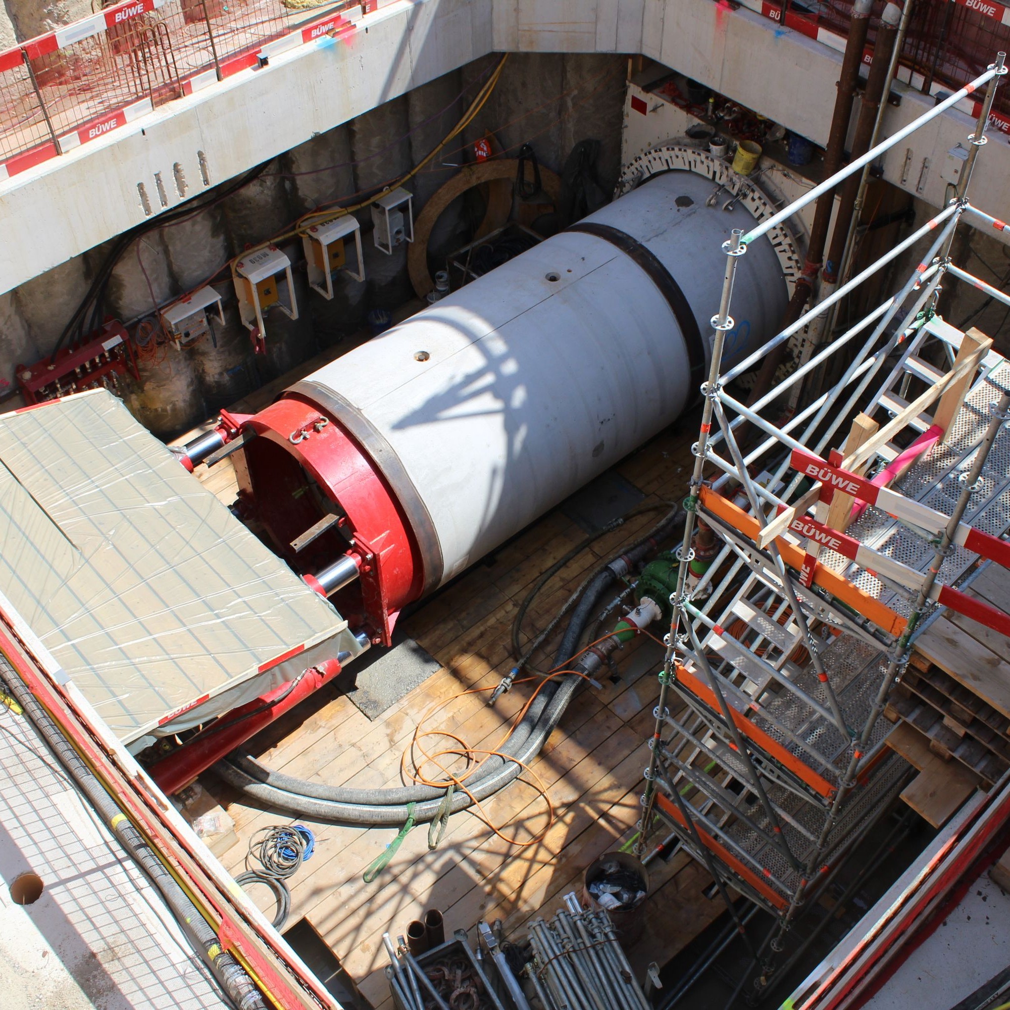 Mittels Hydraulik wird die Tunnelbohrmaschine in einem Startschacht mitten in der Stadt Zug vorwärts geschoben.