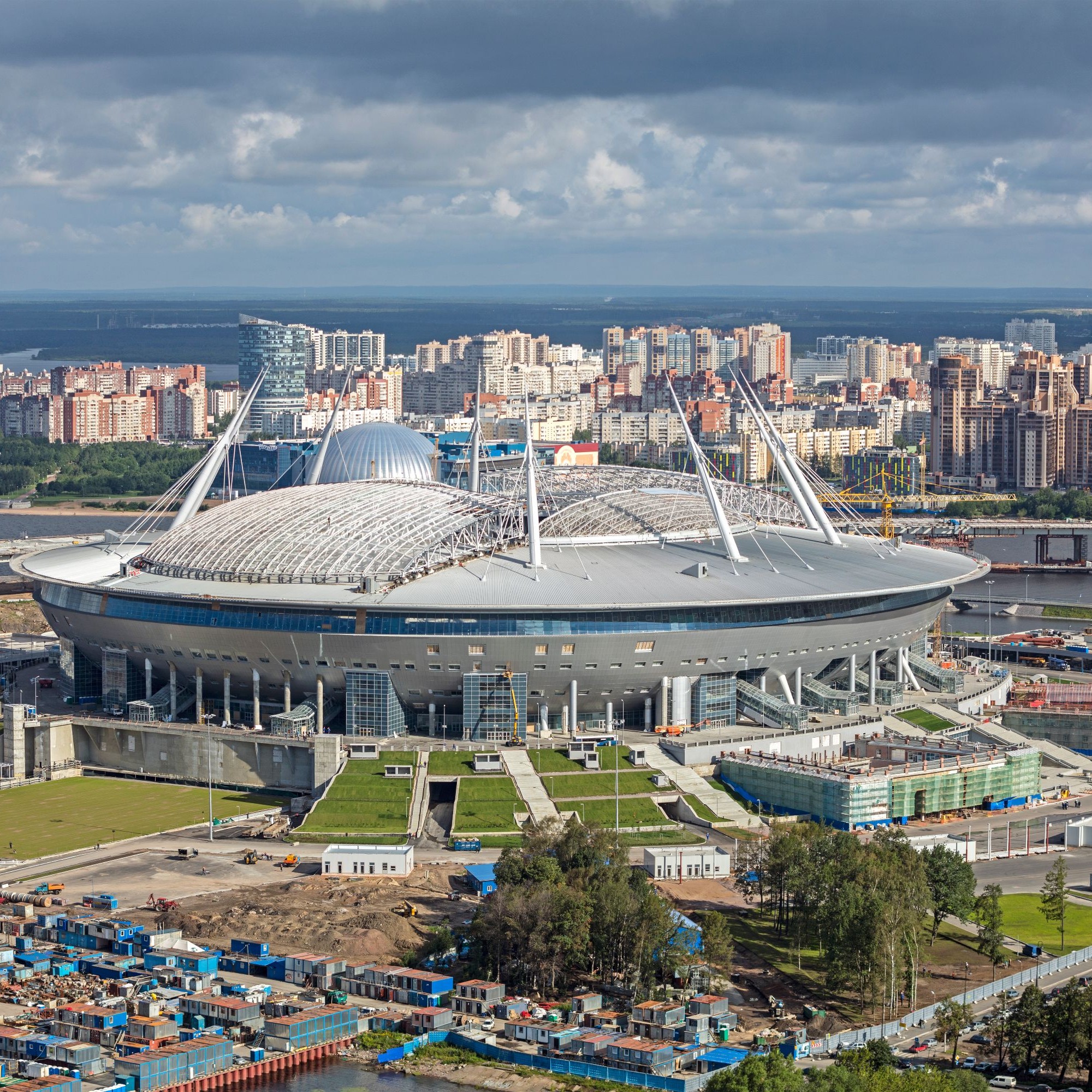 Das Sankt Petersburg Stadion (oder auch Krestowski-Stadion genannt) wurde extra für die Weltmeisterschaft gebaut und kostete knapp eine Milliarde Euro. Sieben Spiele werden hier stattfinden.