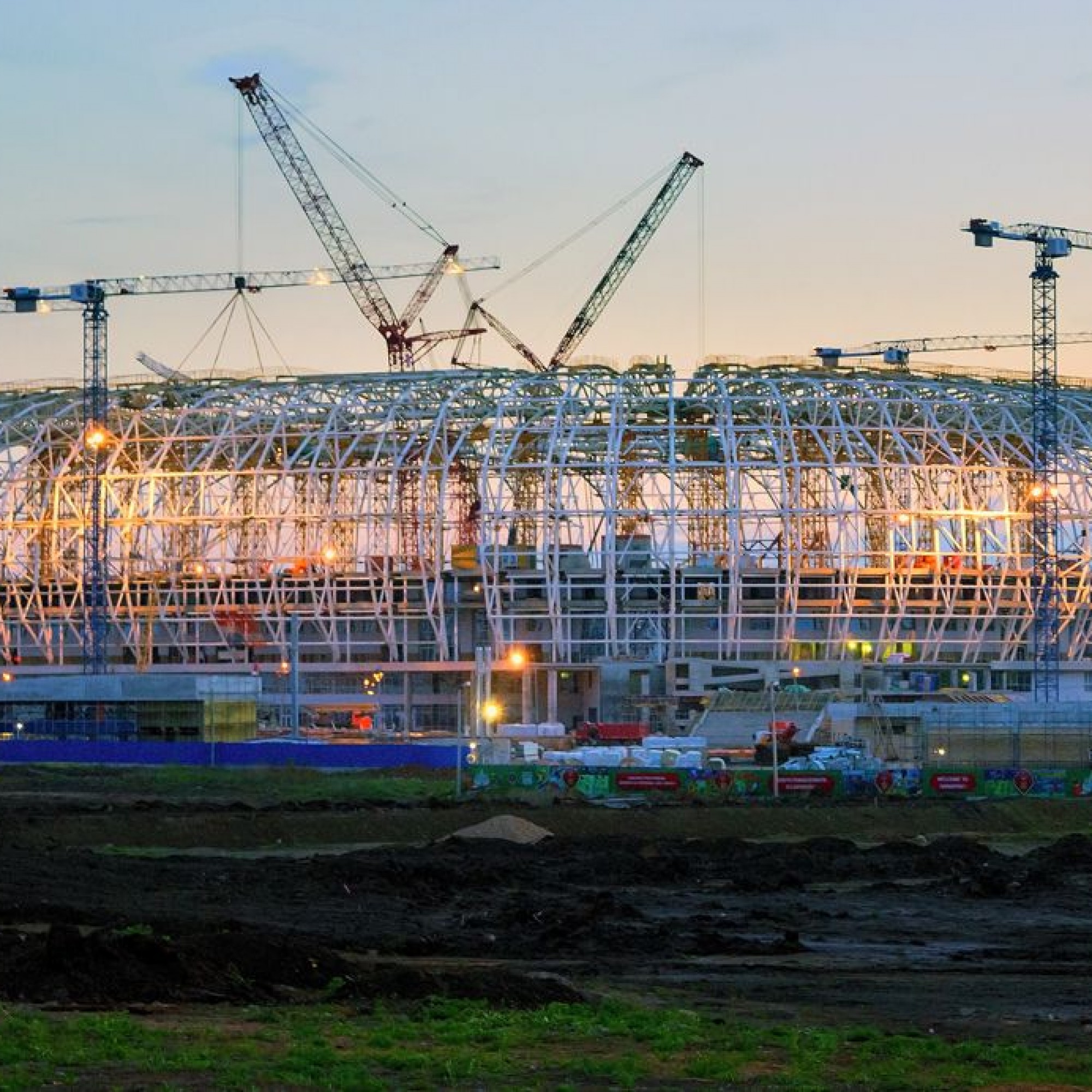 Der Entscheid zur Errichtung des Stadions wurde gefällt, bevor bekannt war, das Russland Gastgeber der WM 2018 wird.