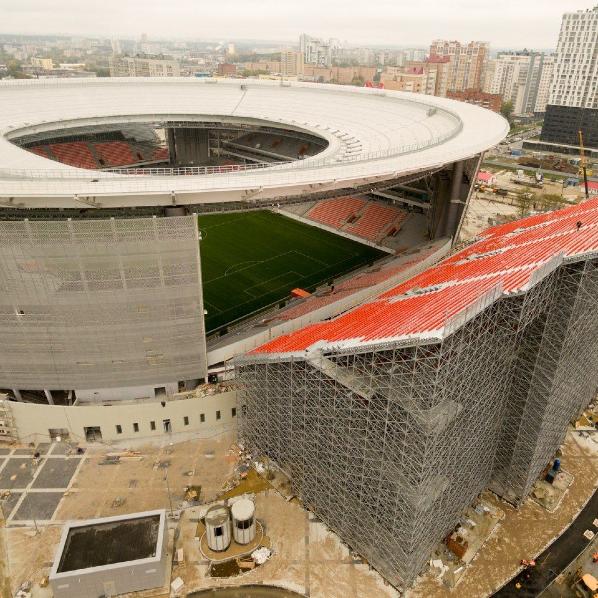 Das markanteste Merkmal ist die Stahltribüne, die unter freiem Himmel liegt. (Quelle vk.com/fifaworldcup)