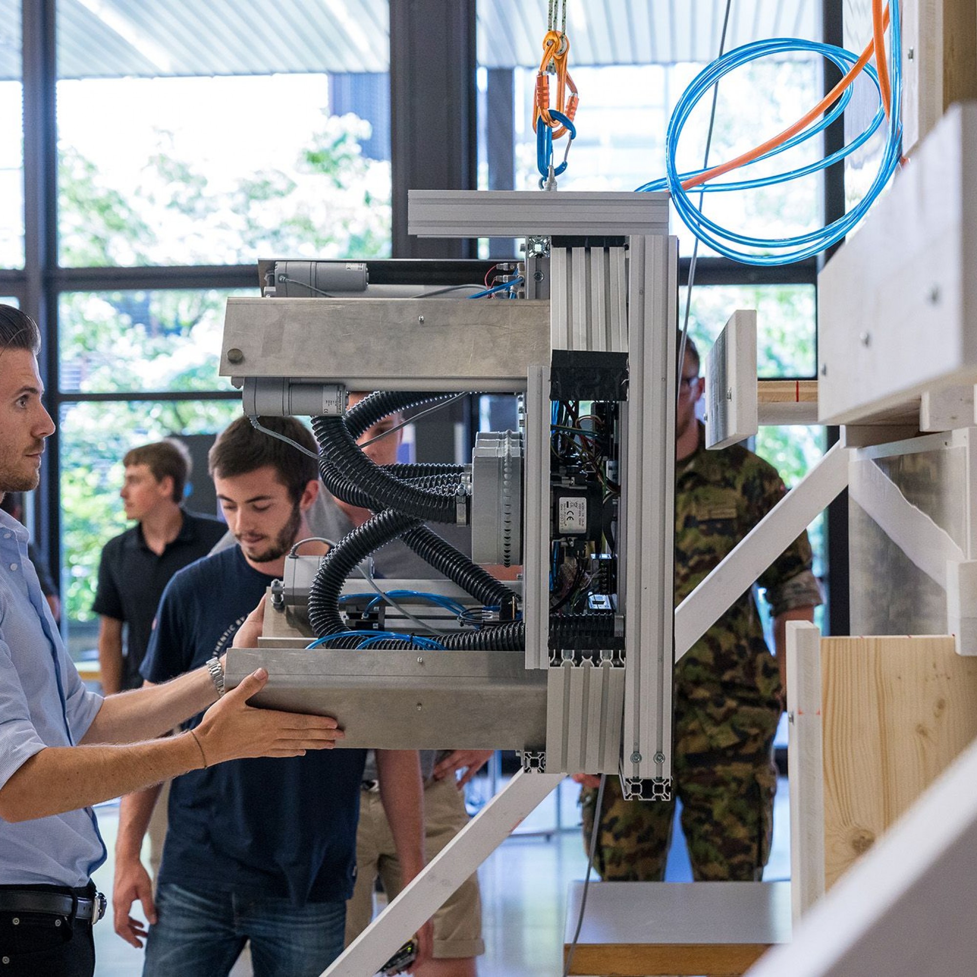 Student beim Einrichten der Roboter-Demonstation