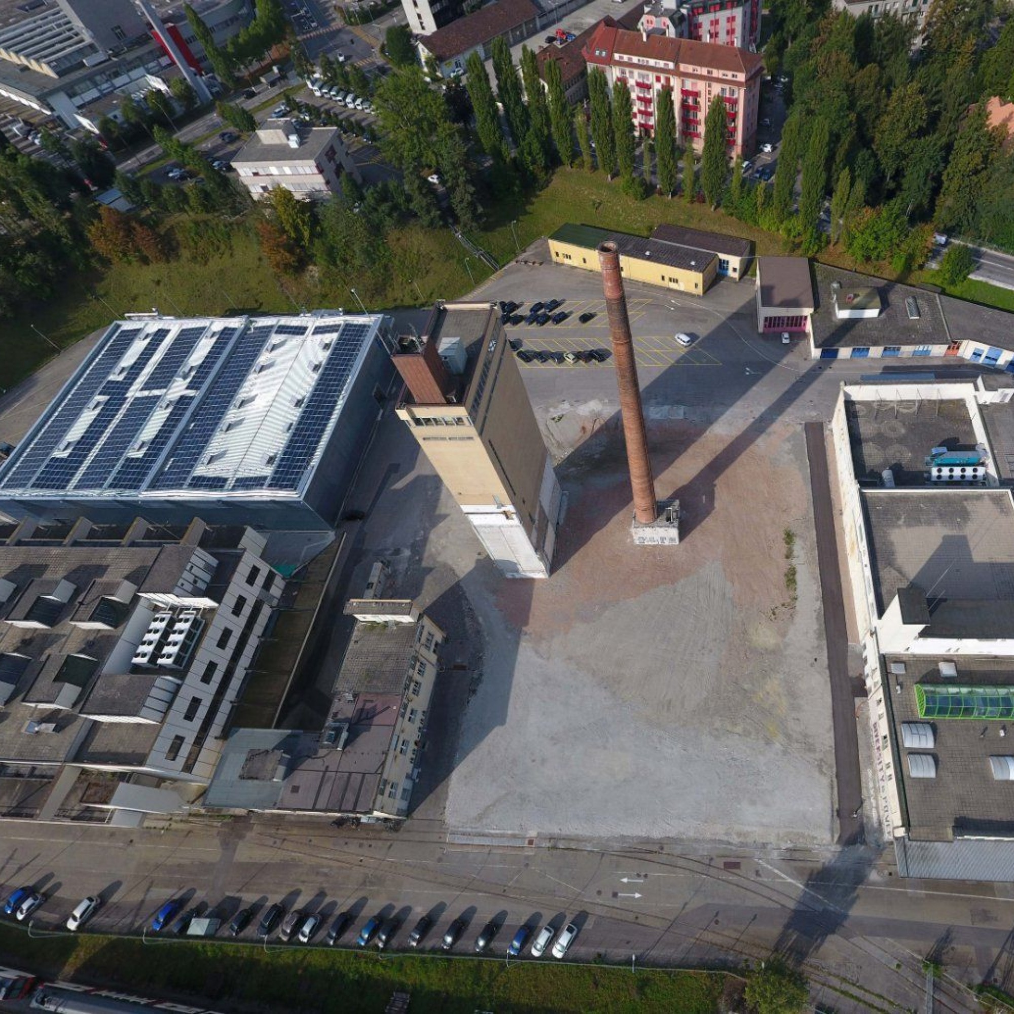 Auf diesem Areal soll das Versuchsgebäude des "smart living lab" errichtet werden. Zurzeit ist es in der Blauen Halle (links im Bild) untergebracht.