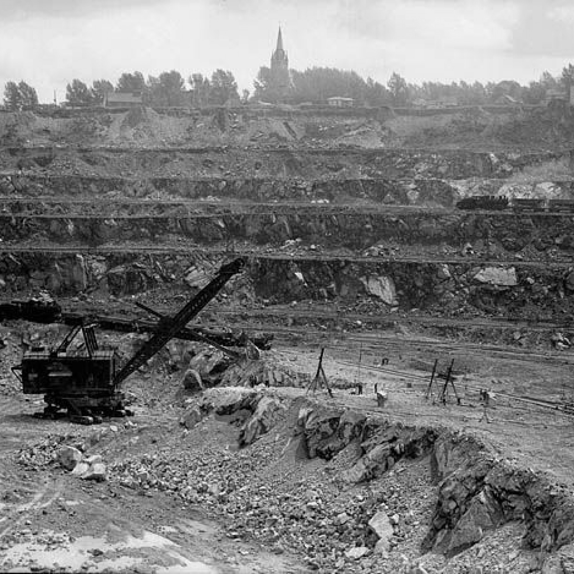 Der damals grösste Bagger Kanadas belädt einen Erzzug mit Asbest bei der Jeffrey Mine im Juni 1944.