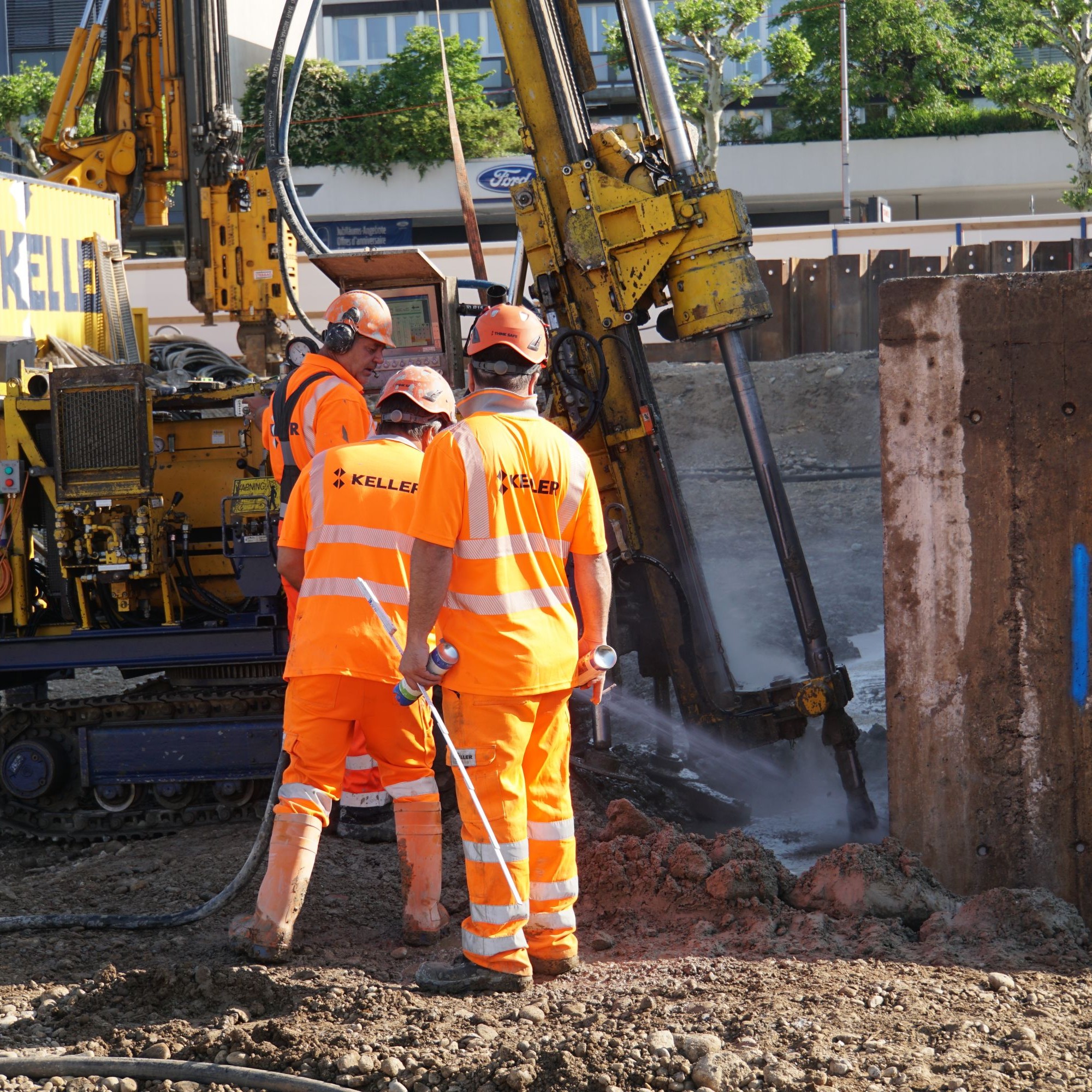 Gut 40 bis 50 Minuten dauert das Bohren, Schneiden und Soilcretieren einer Säule auf der Baustelle in Geroldswil.