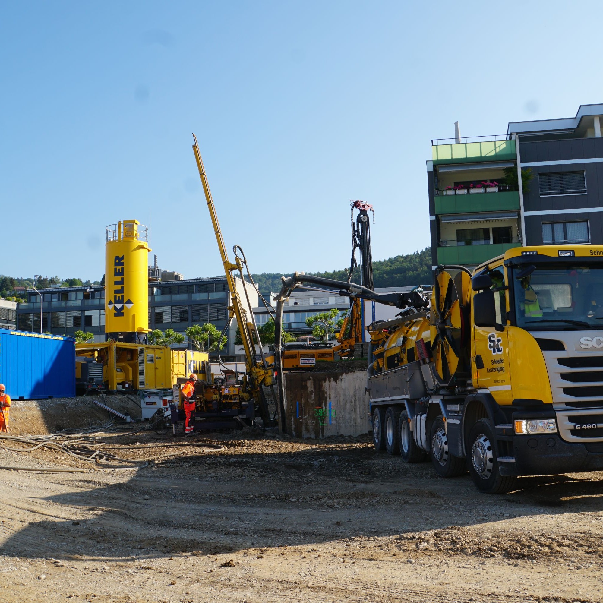 Der Saugwagen zieht das anfallende Wasser-Boden-Zementgemisch aus dem Umfeld der Bohrlöcher ab.