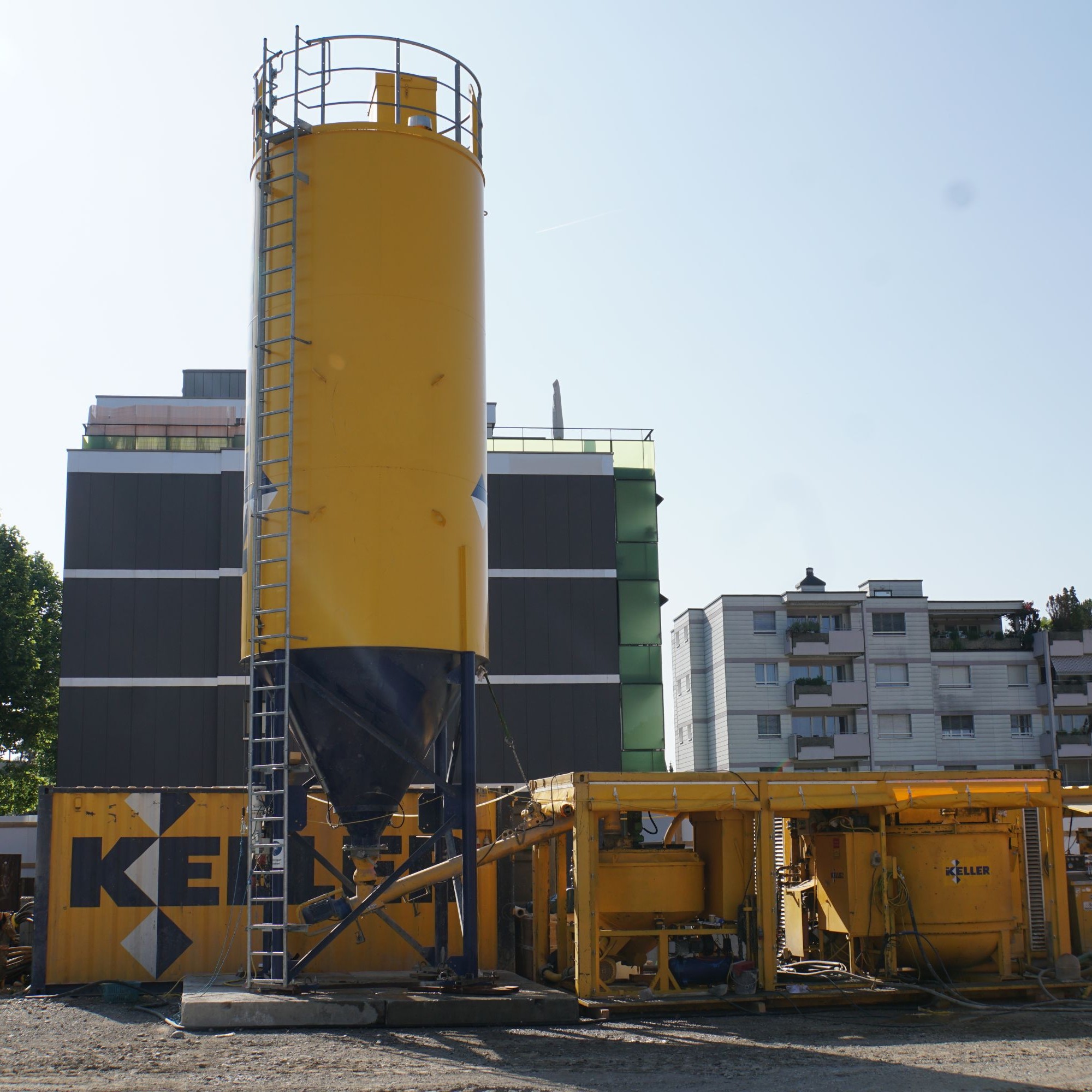 Zement oder Betonit werden im Mischer mit Wasser vermengt und im Vorratsbehälter zwischengelagert. Von dort aus gelangt die Zementsuspension zur Pumpe und wird mittels Kompressor mit 400 Bar in das Bohrloch gepresst.