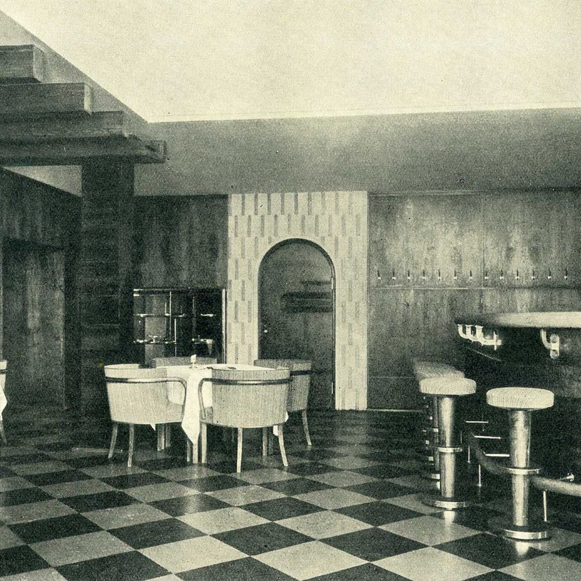 Typischer Schachbrettboden und eine runde Bogentür: so sah eine Hotelbar in den 20ern aus. 