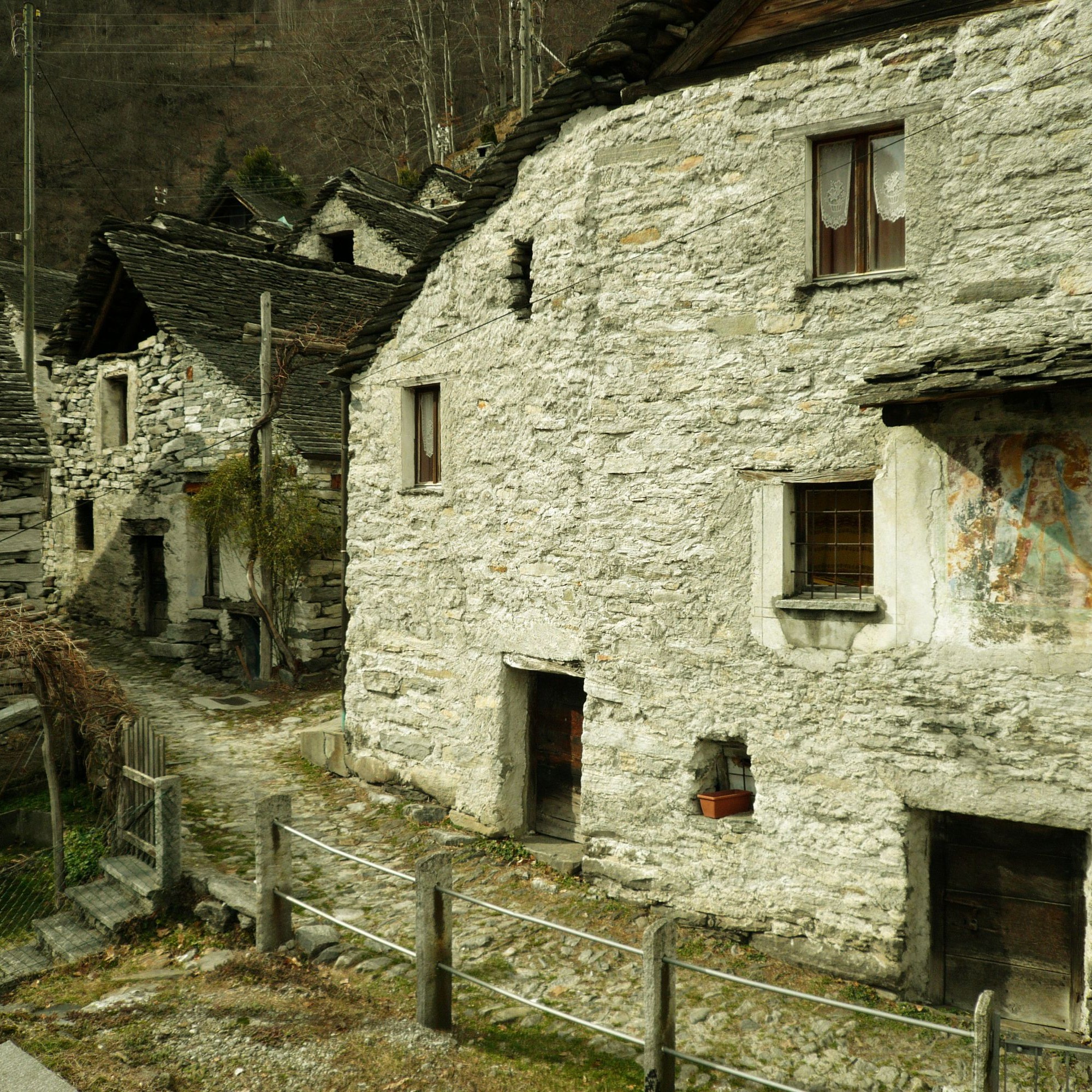 Strässchen in Corippo im Verzasca-Tal.