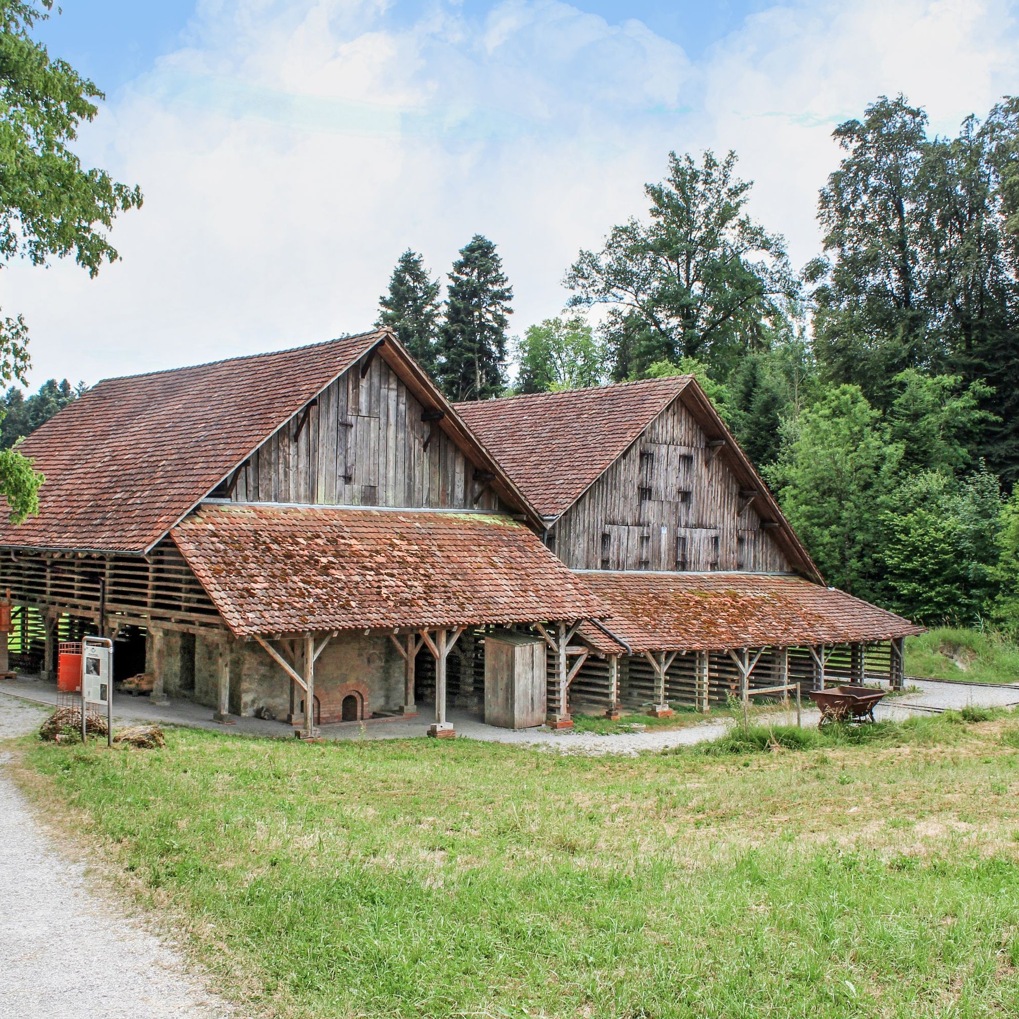 Im Dachgeschoss des Museumsgebäudes befinden sich die Dauerausstellung und die Spielecke. In der Ziegelhütte und auf dem Zwergenwerkplatz kann mit dem Baustoff Lehm gearbeitet werden.