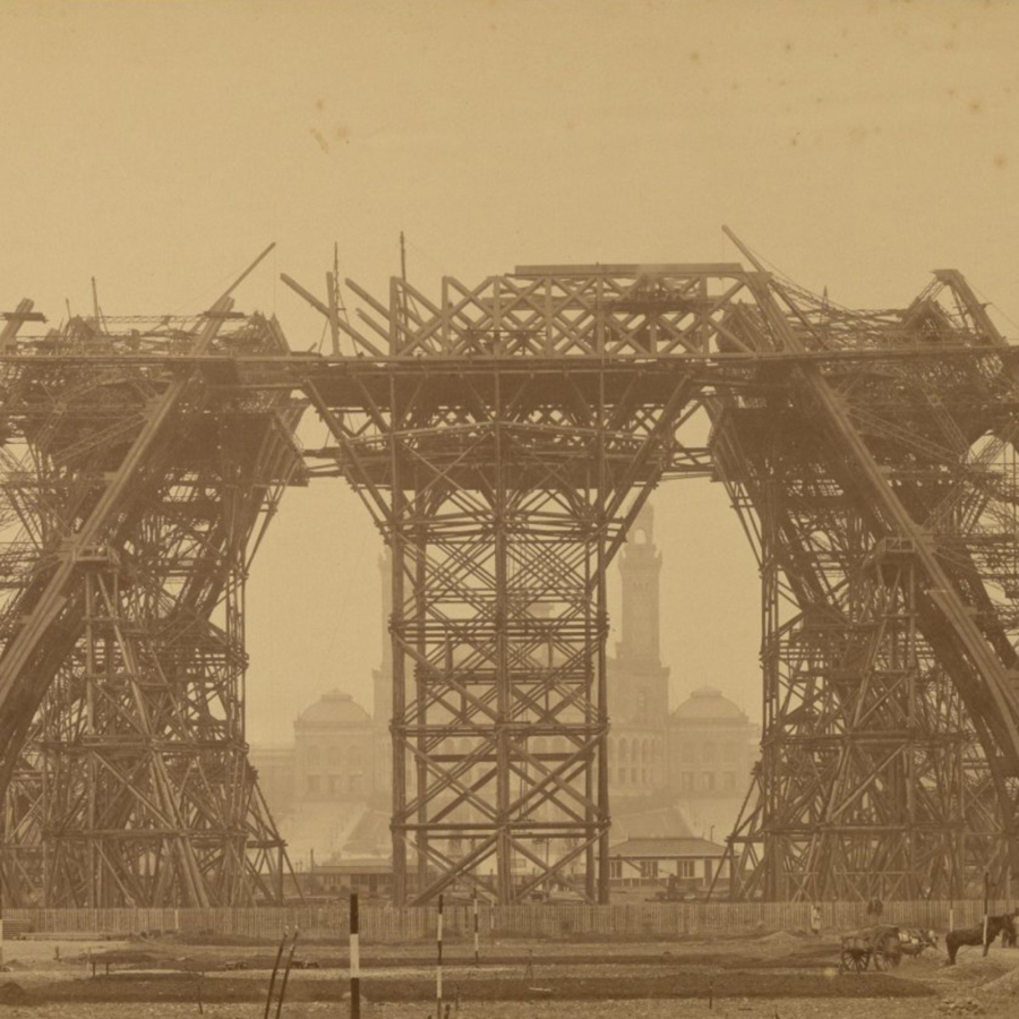 Ein Bild von Louis-Émile Durandelle: Es zeigt den Bau des Eiffelturms im Januar 1888. In dieser Aufnahme erreichte der Turm gerade seine erste Ebene. 