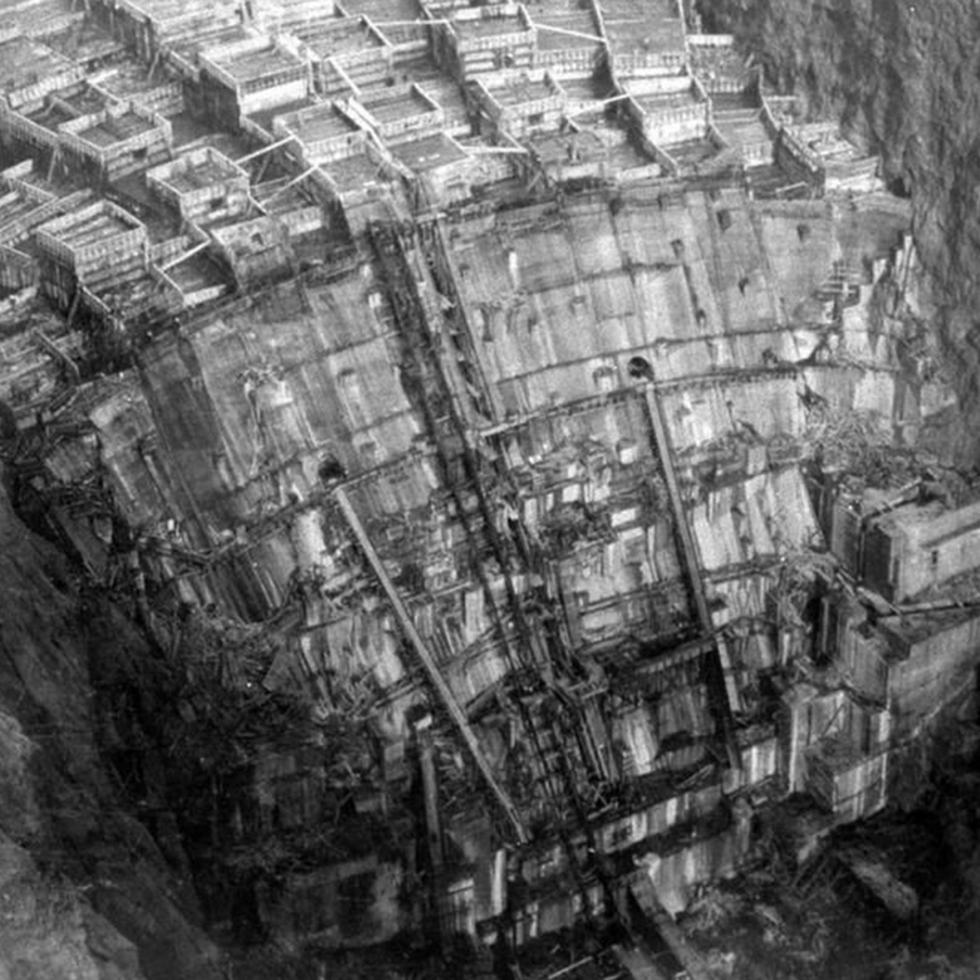 Der Hoover Dam während der Bauphase um 1934.Diese Aufnahme von 1934 zeigt den Hoover Dam – eine Talsperre auf der Grenze zwischen den US-Bundesstaaten Nevada und Arizona. Zu diesem Zeitpunkt befand sich das Bauwerk gerade in der Bauphase. 