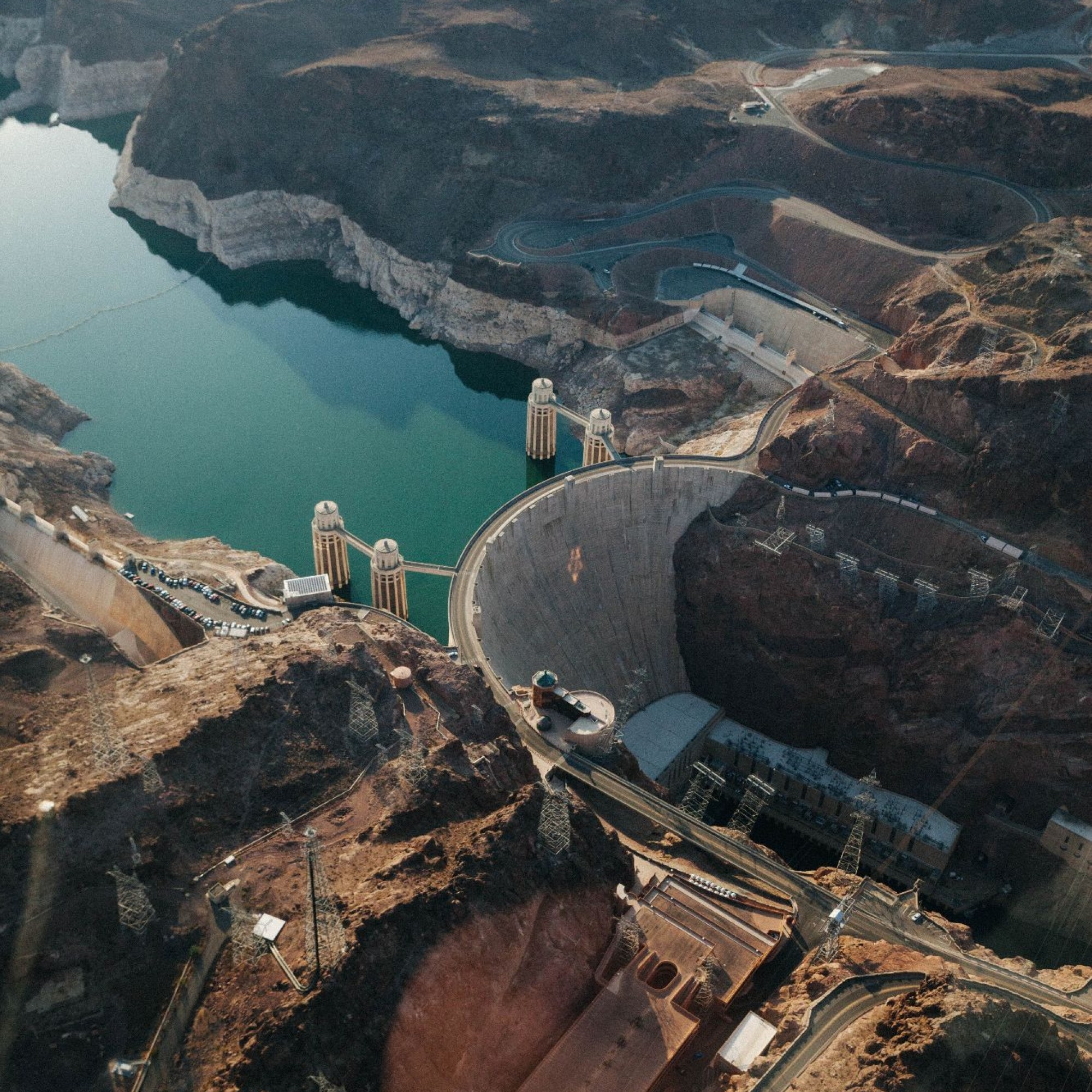 Und so sieht der heutige Damm aus. Gebaut wurde er ursprünglich, um die Wasserabgabe in Arizona, Nevada und Kalifornien zu kontrollieren und weitere Überschwemmungen des Colorado in den Südweststaaten zu verhindern. Zusätzlich wird mit der Talsperre noch 