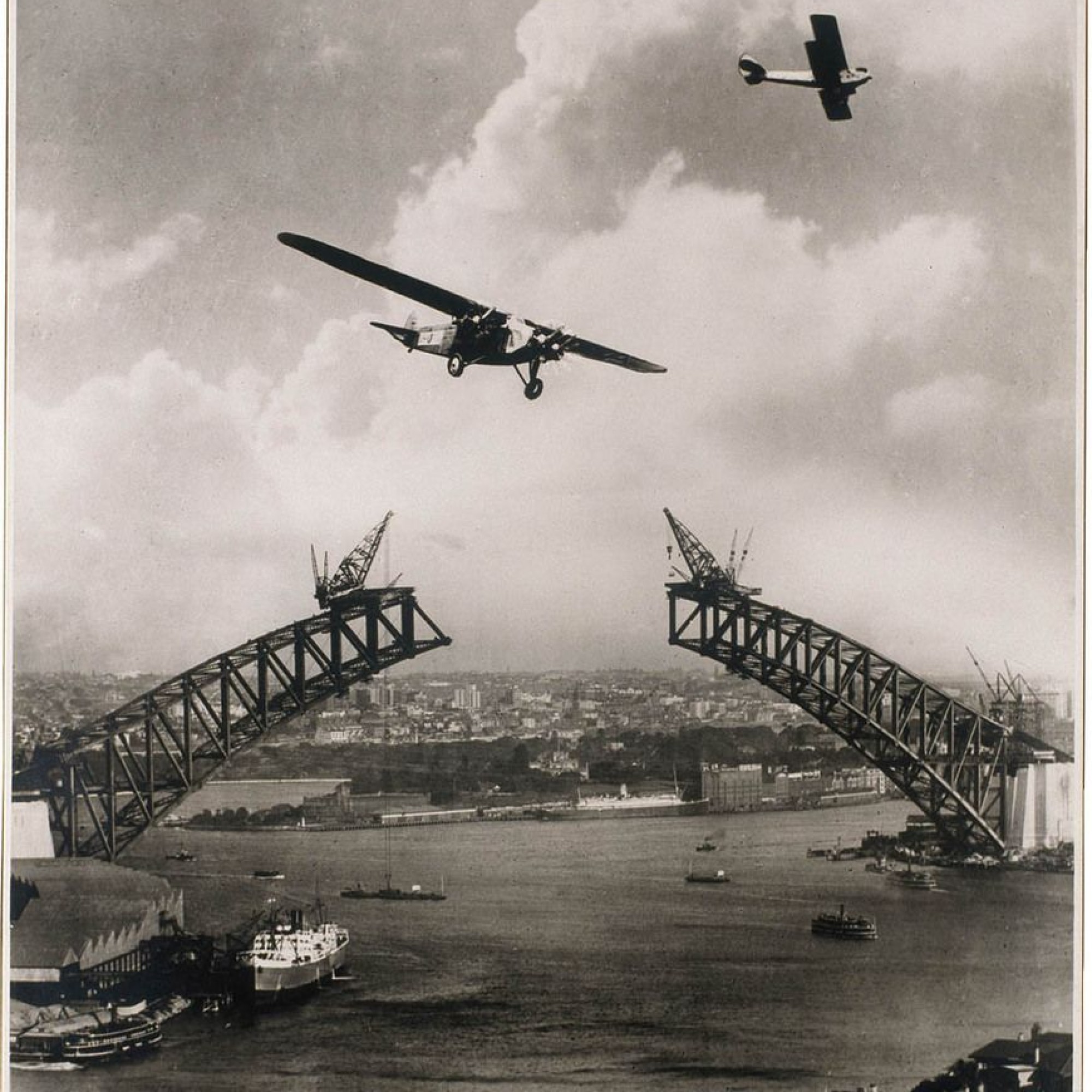 Die Sydney Harbour Bridge stellt die Hauptverbindung zwischen Sydneys Nord- und Südküste dar. Bei dieser Aufnahme um 1930 war noch nicht viel von der Brücke zu sehen.