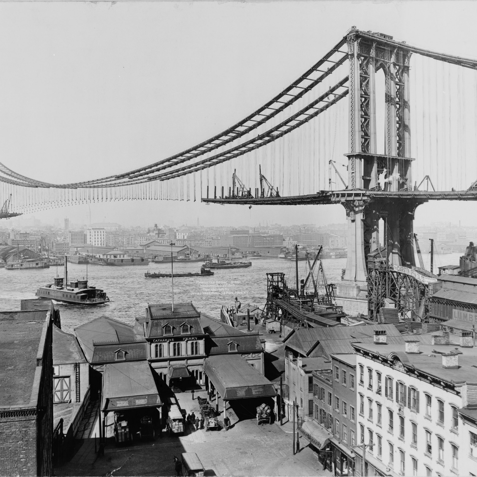 Ein Foto von 1909: Damals befand sich die bekannte Hängebrücke in New York City noch im Bau. Sie überquert den East River und verbindet die Stadtteile Lower Manhattan und Brooklyn miteinander. (Quelle: Library of Congress /LC-USZ62-100104)