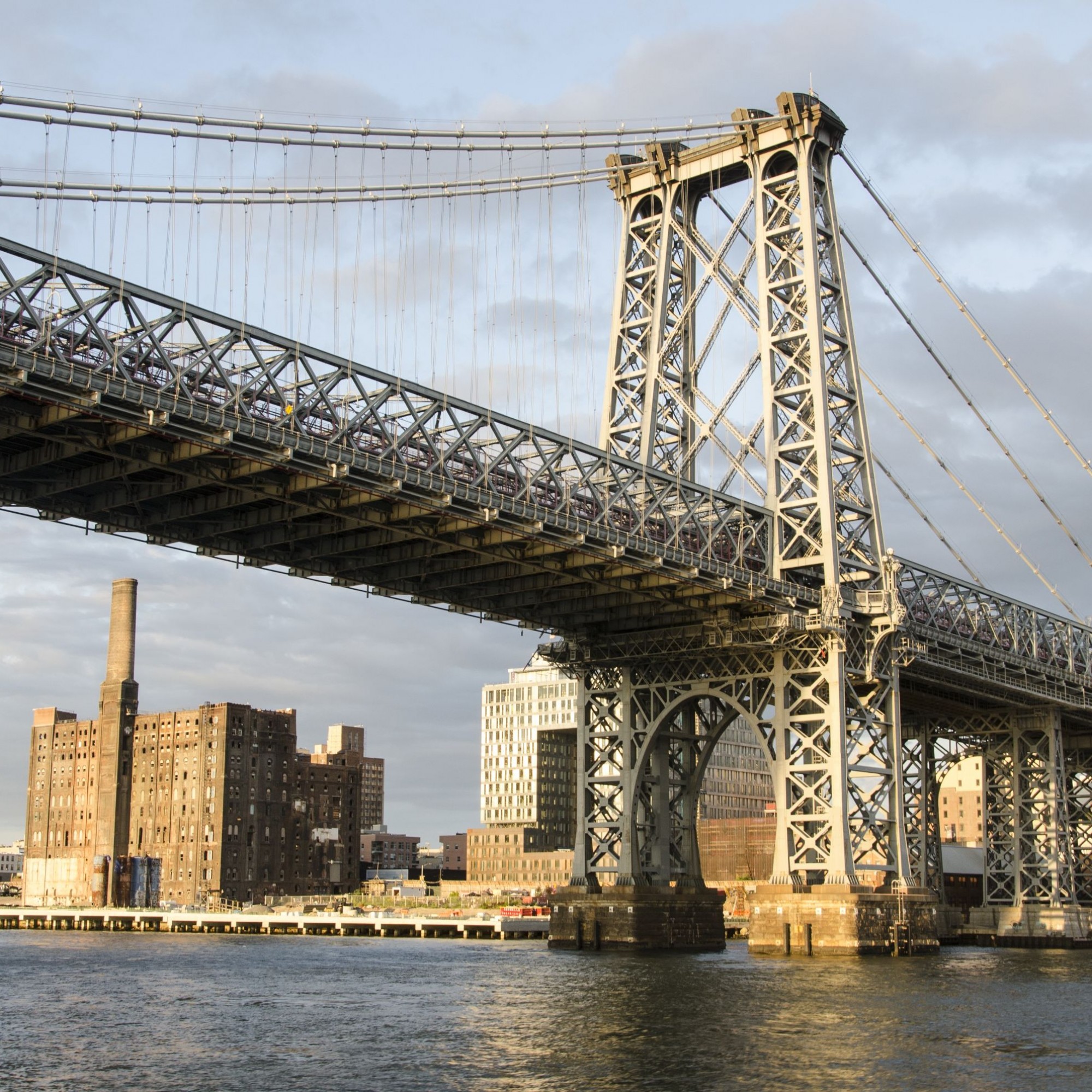 Heute finden auf den zwei Ebenen der Manhattan Brücke ganze vier Gleise der New York City Subway, sieben Fahrspuren für den Verkehr und ein Fuss- und Radweg Platz.