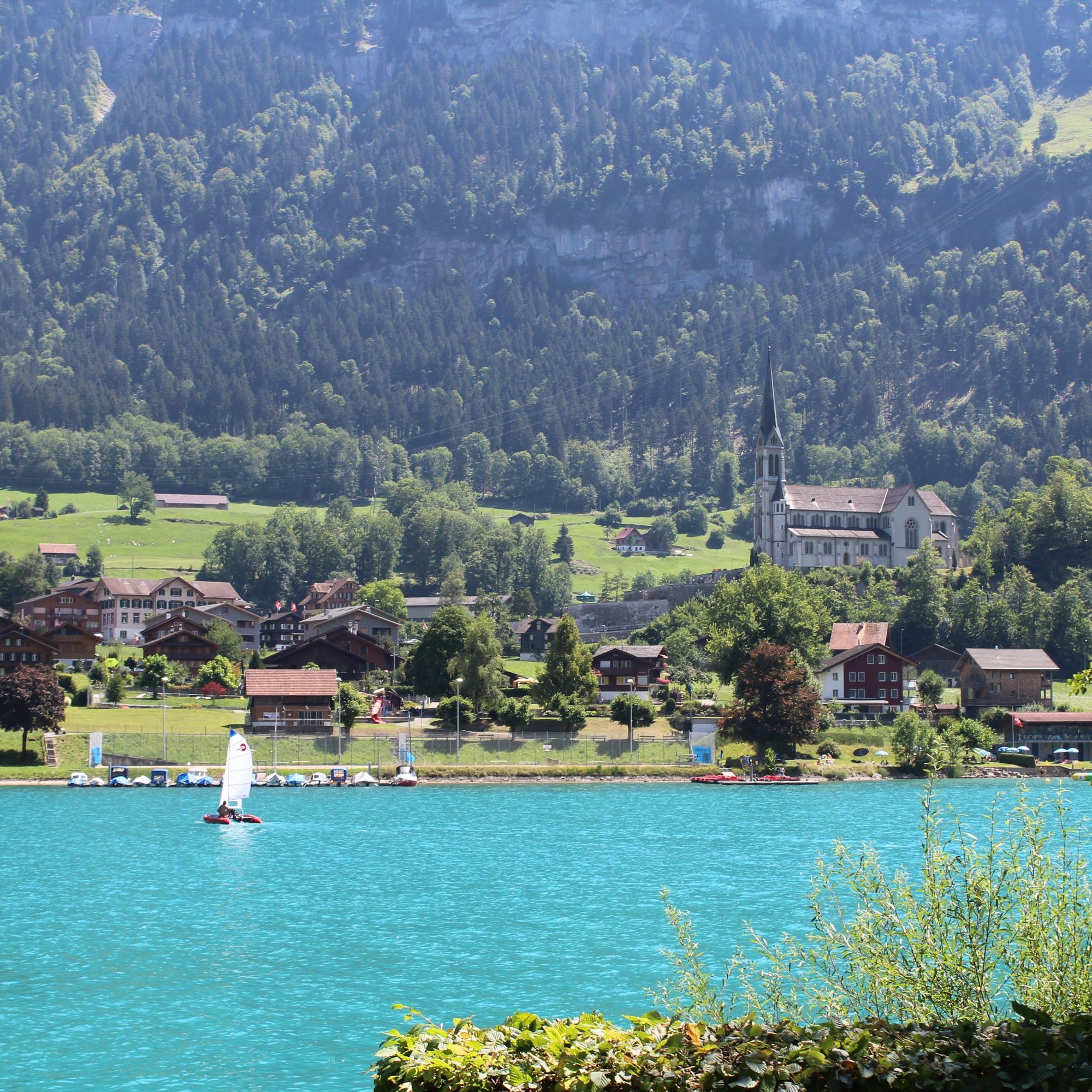 Der Lungernsee, an dem die Brünigstrasse vorbeiführt, wo der Tunnel gebaut wird. 