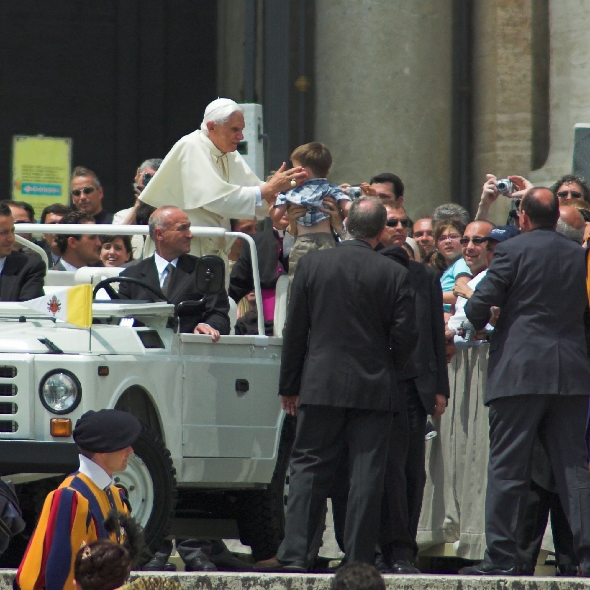 Die Schweizergarde ist die persönliche Leibgarde des Papstes.