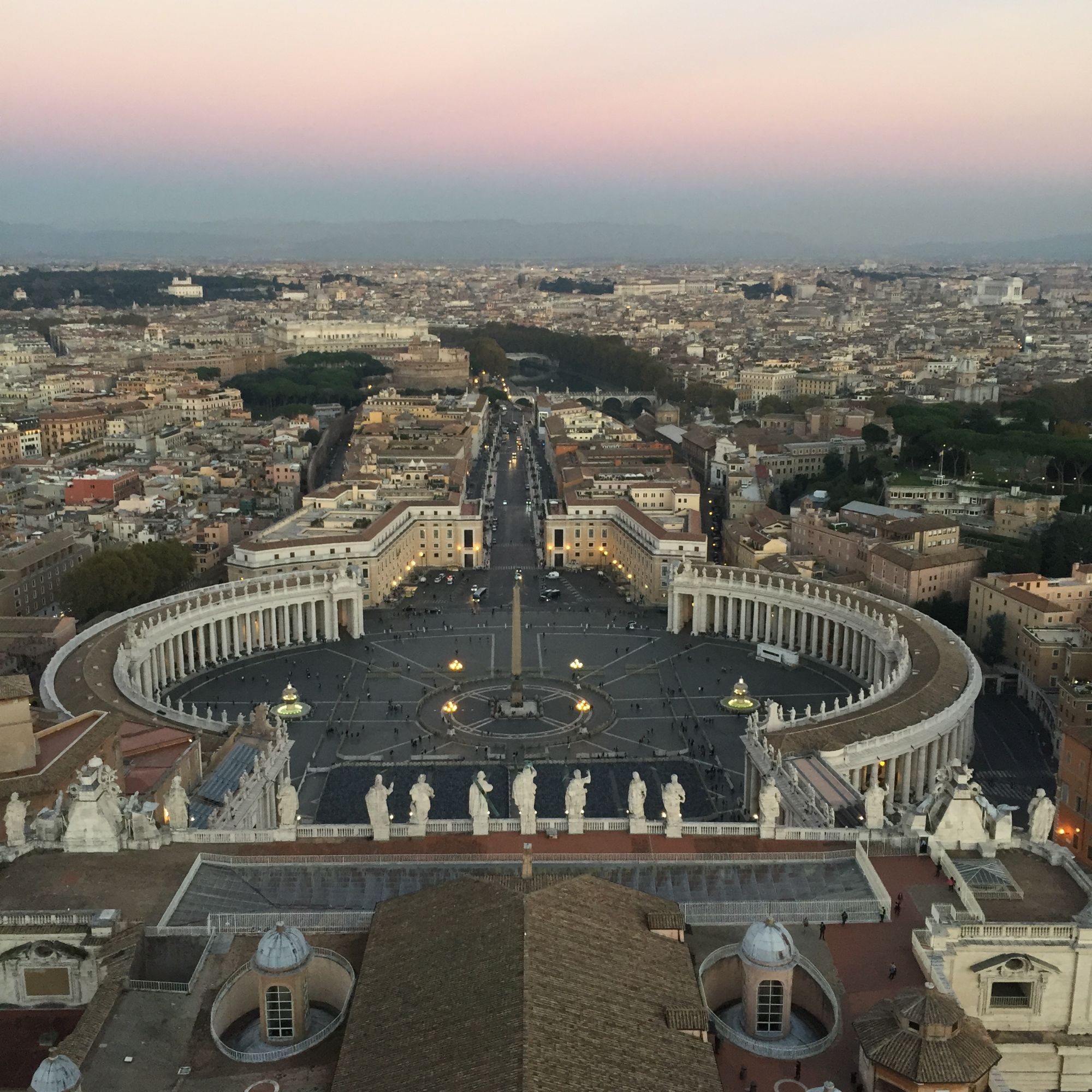 Blick von der Kuppel des Petersdoms auf den Vatikan.