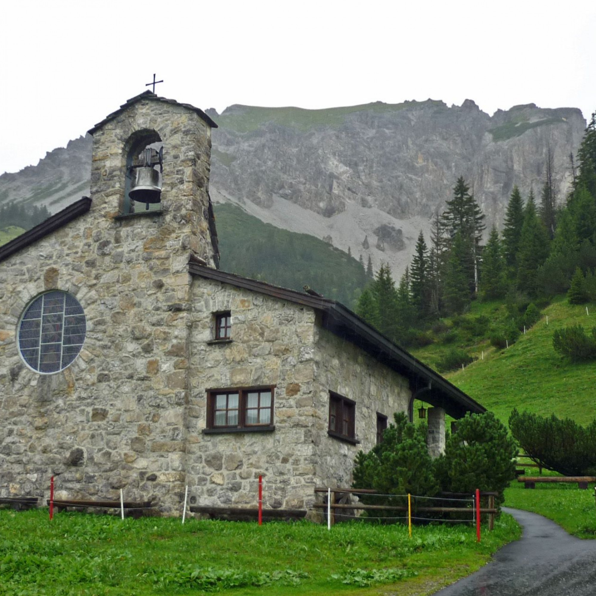 Die Friedenskapelle Malbun entstand in den Jahren 1950/51 und wurde von Johannes Hugentobler geplant. Auch das markante, runde Chorfenster stammt aus seiner Hand.