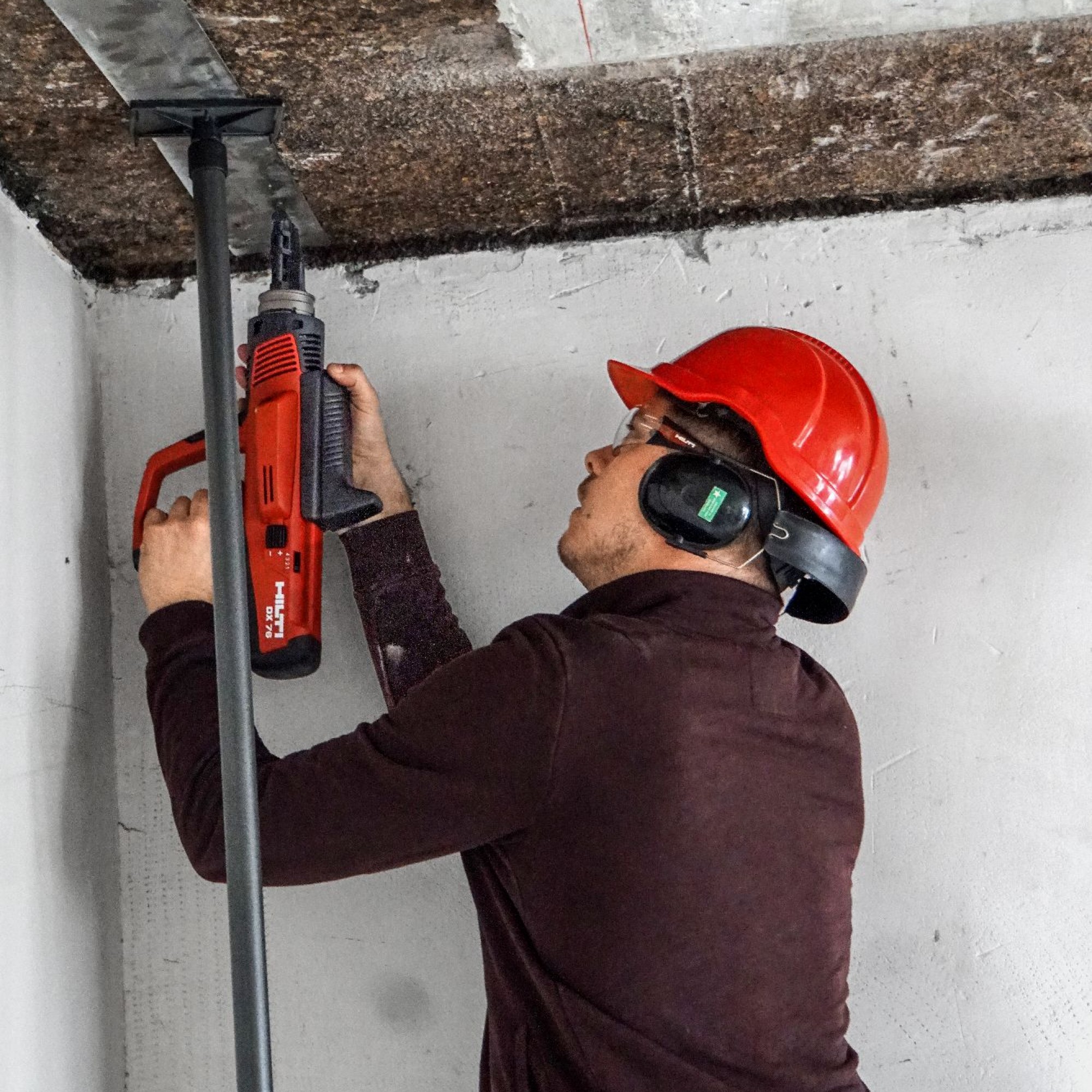 Danach müssen die Enden mit Metallbolzen an der Decke fixiert werden. Zuerst werden in der Decke mithilfe der fabrikseitig vorgesehenen Bohröffnungen der Lamellen die Punkte markiert. 