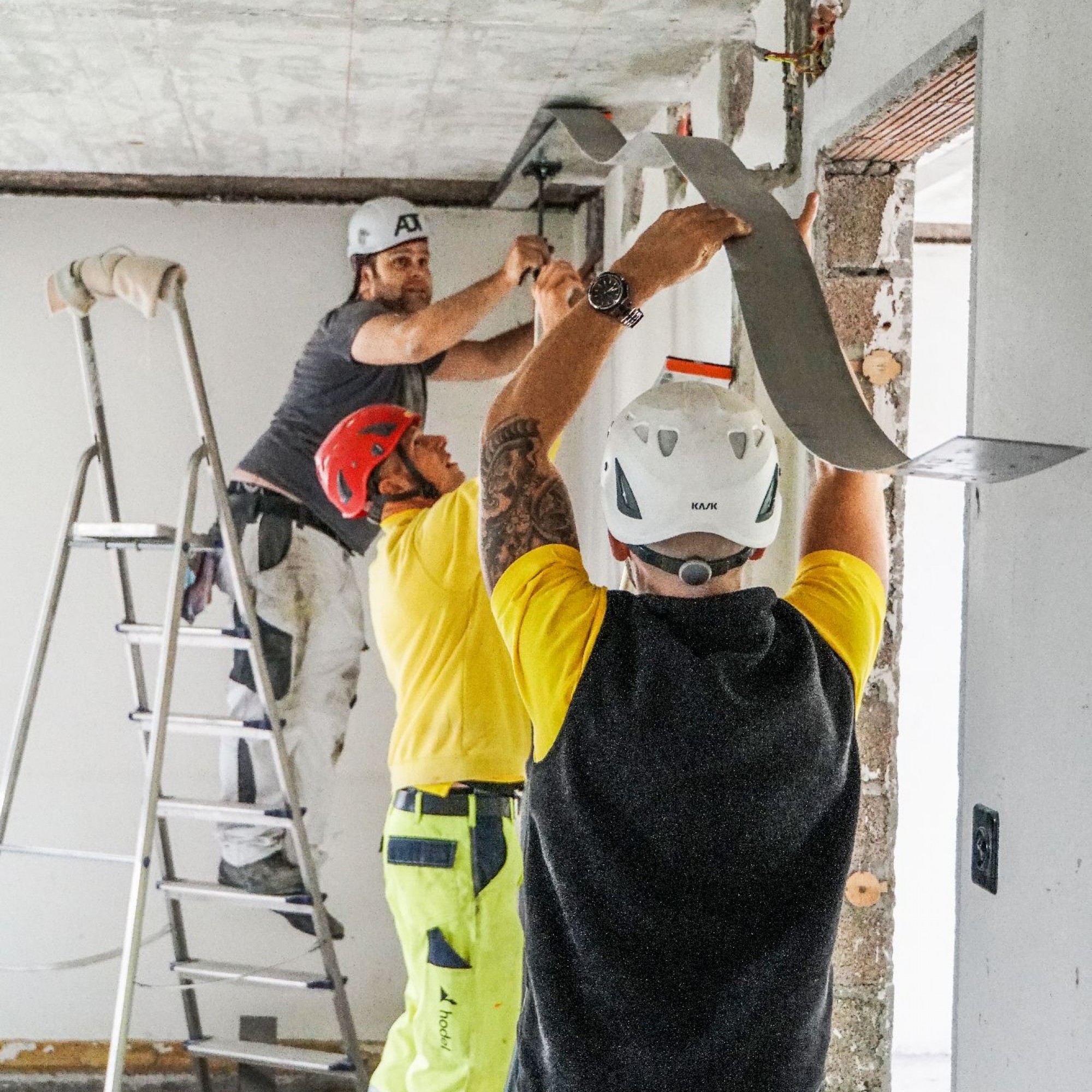 Verlegen, fixieren und erwärmen – drei Schritte benötigt es auf der Baustelle, um den «Memory-Steel» für seine Funktion der Bauwerks­ertüchtigung zu aktivieren.