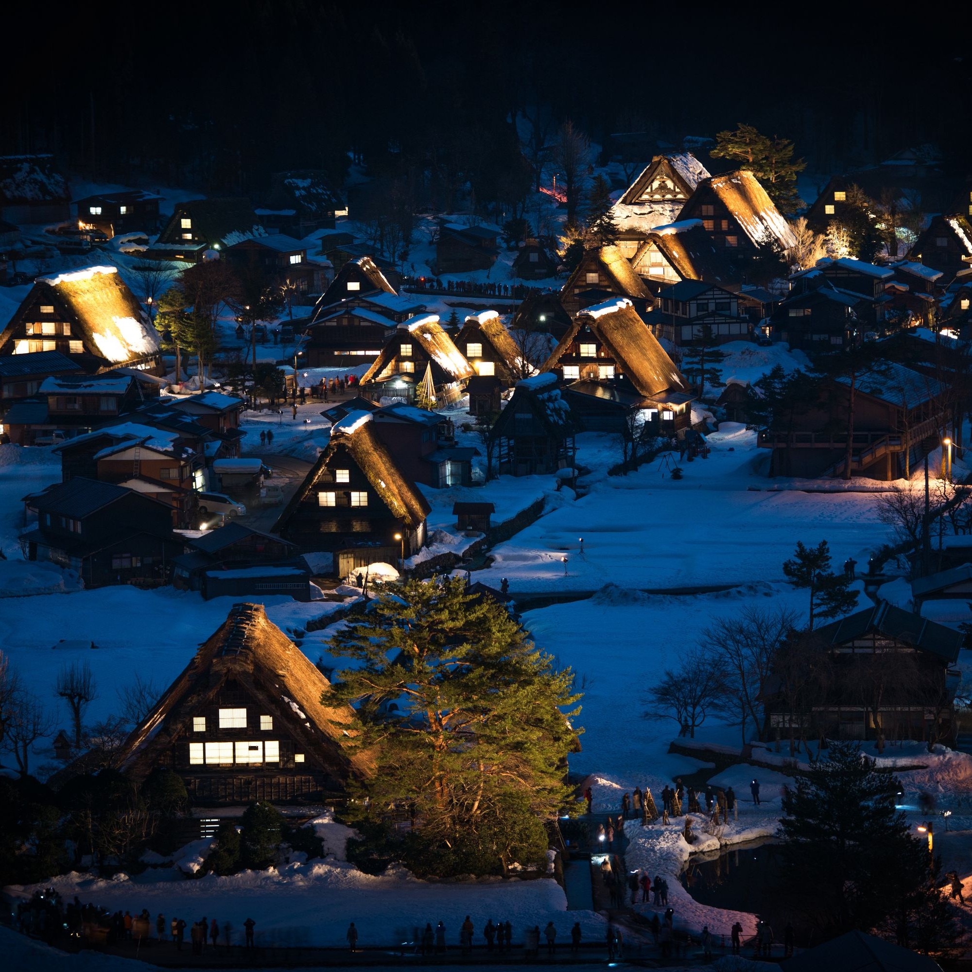 Das japanische Bergdorf während des Winters.