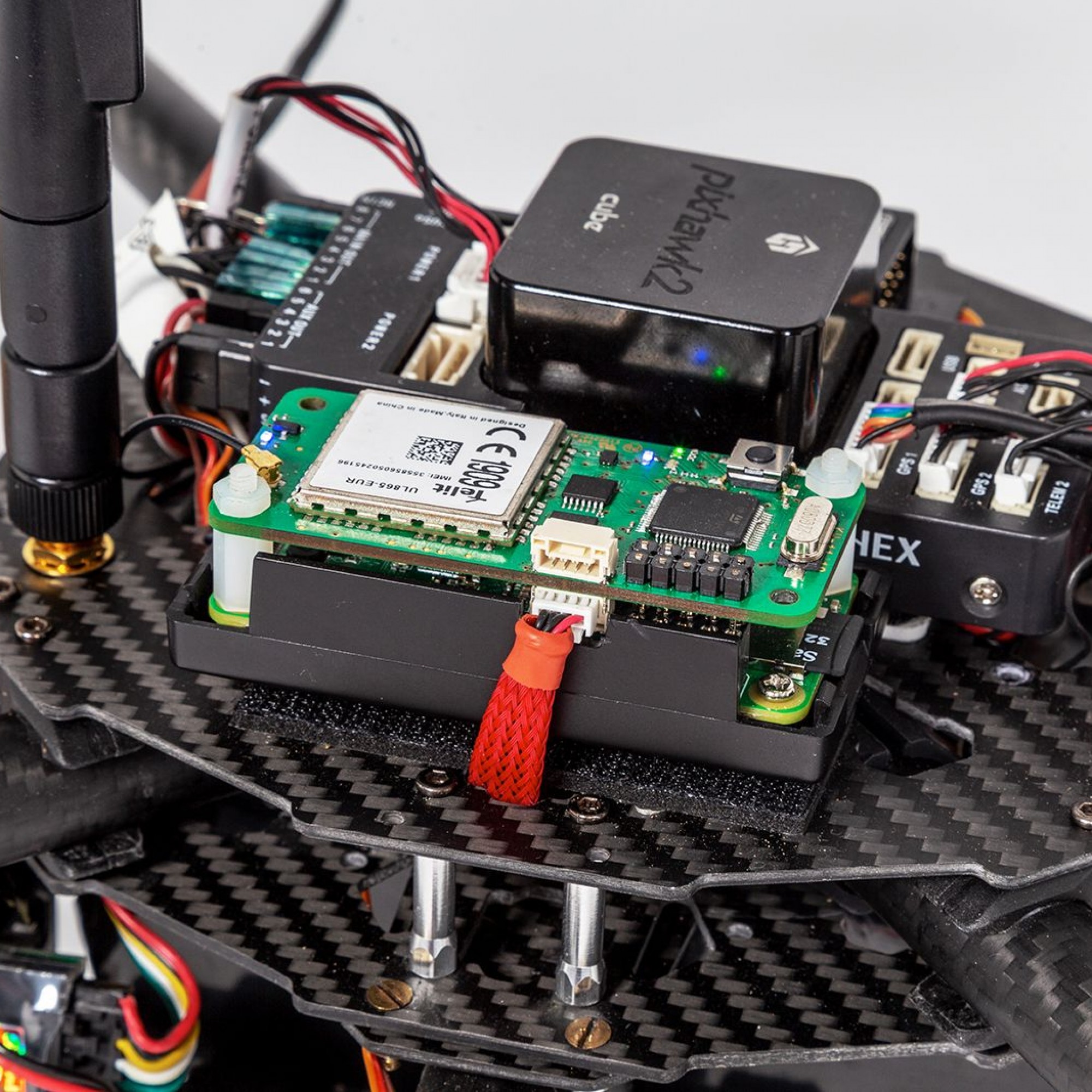 Das robuste Steuermodul wird direkt auf die Drohne montiert.