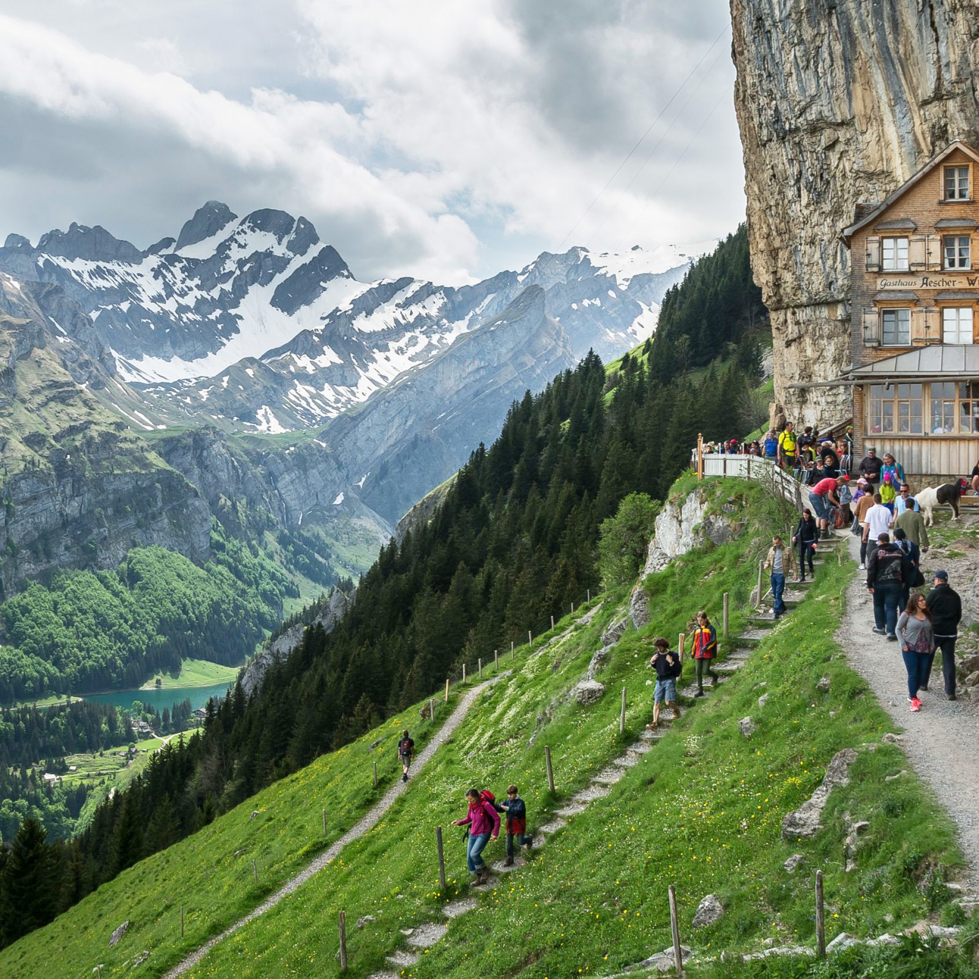 Sind zu viele Gäste des pittoresken Berggasthaus «Aeschers» Tod? Die Zukunft wird es weisen.