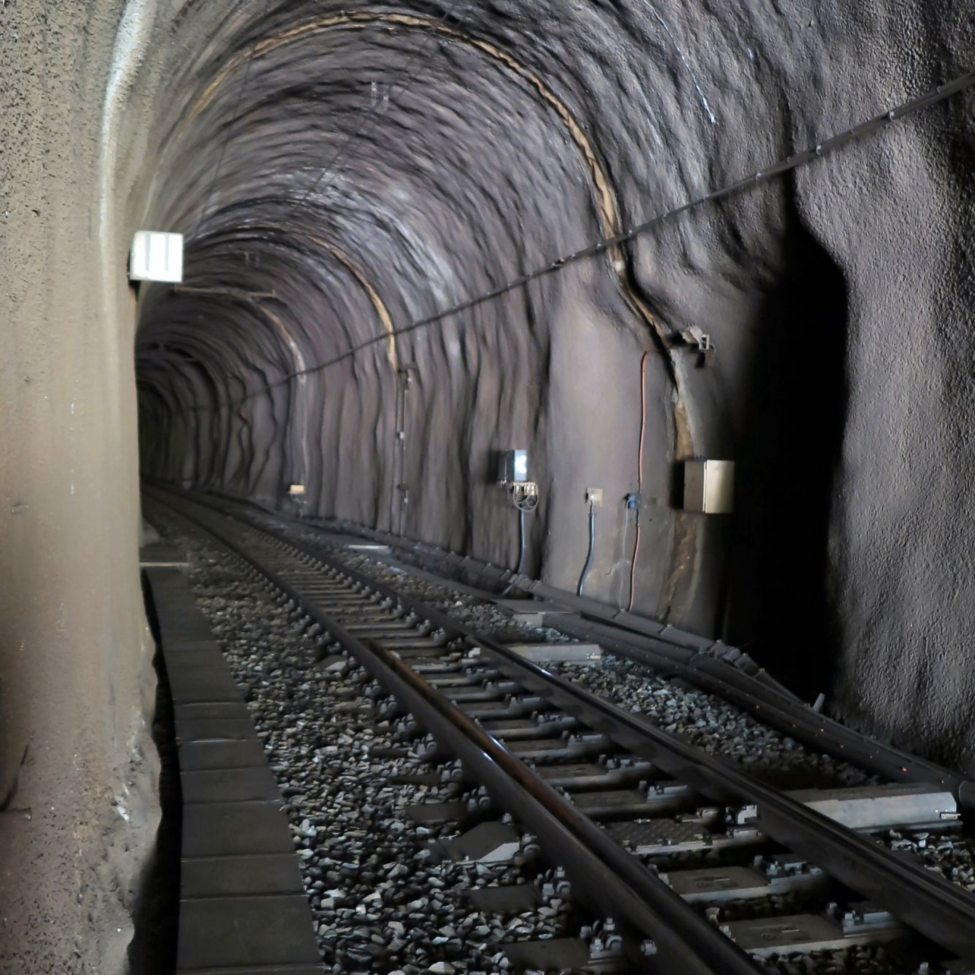 Blick in den Furka-Basistunnel im August 2014.