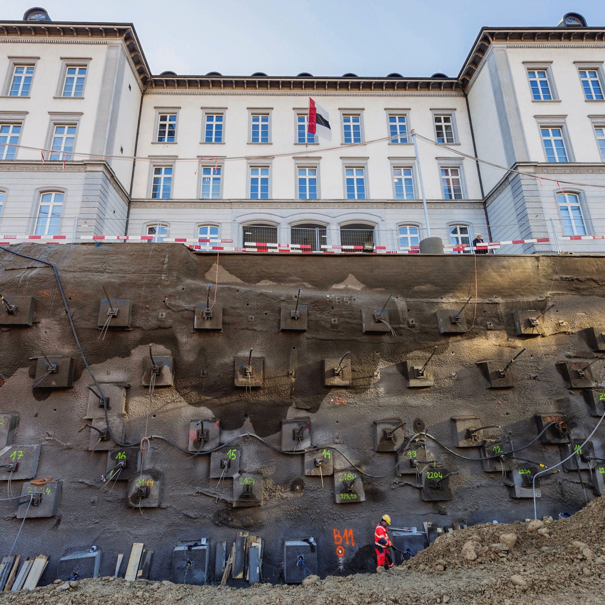 Sicherung Bezirksgebäude am Schulhausplatz mit Ankernägelwänden.