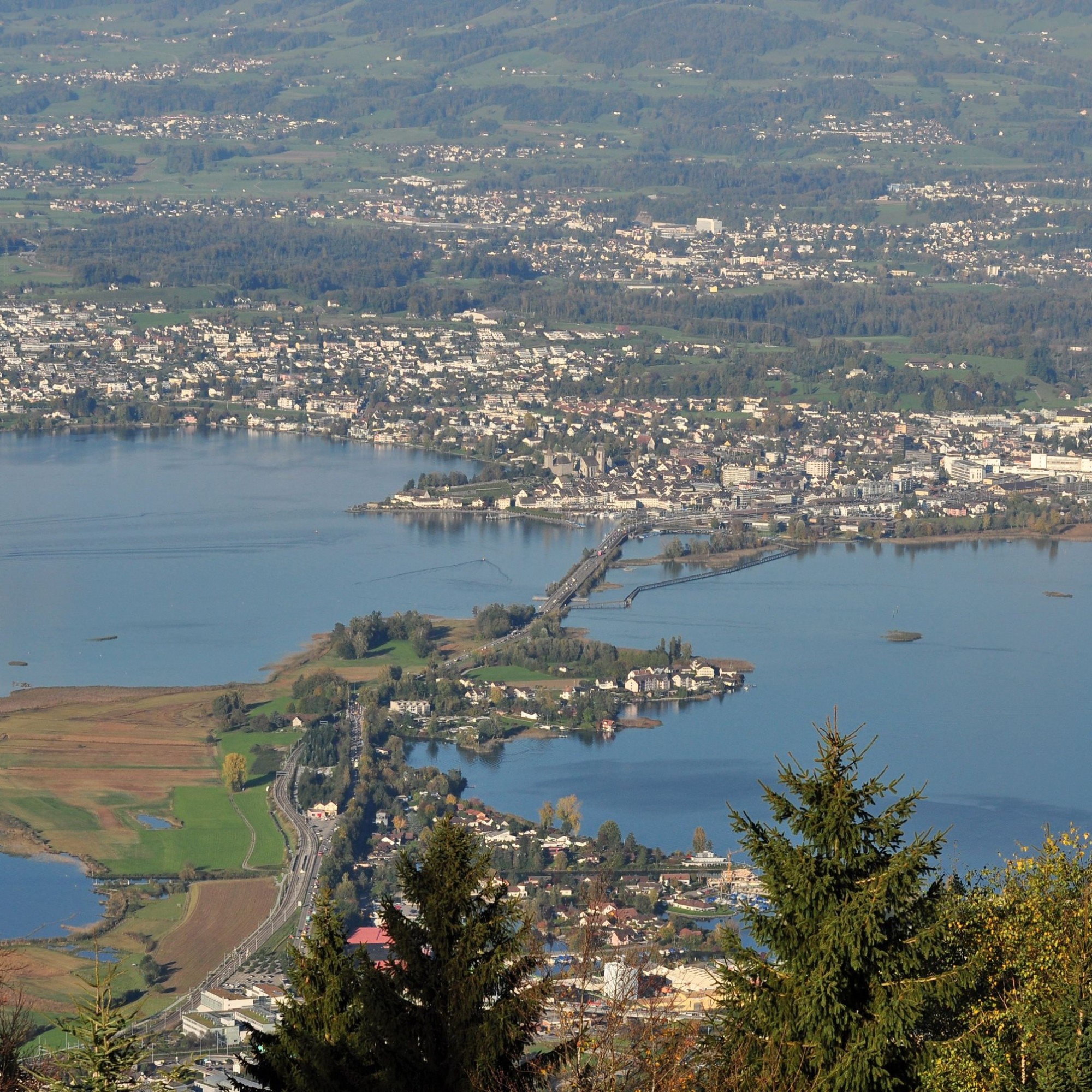 Der Seedamm zwischen Pfäffikon SZ und Rapperswil-Jona SG.