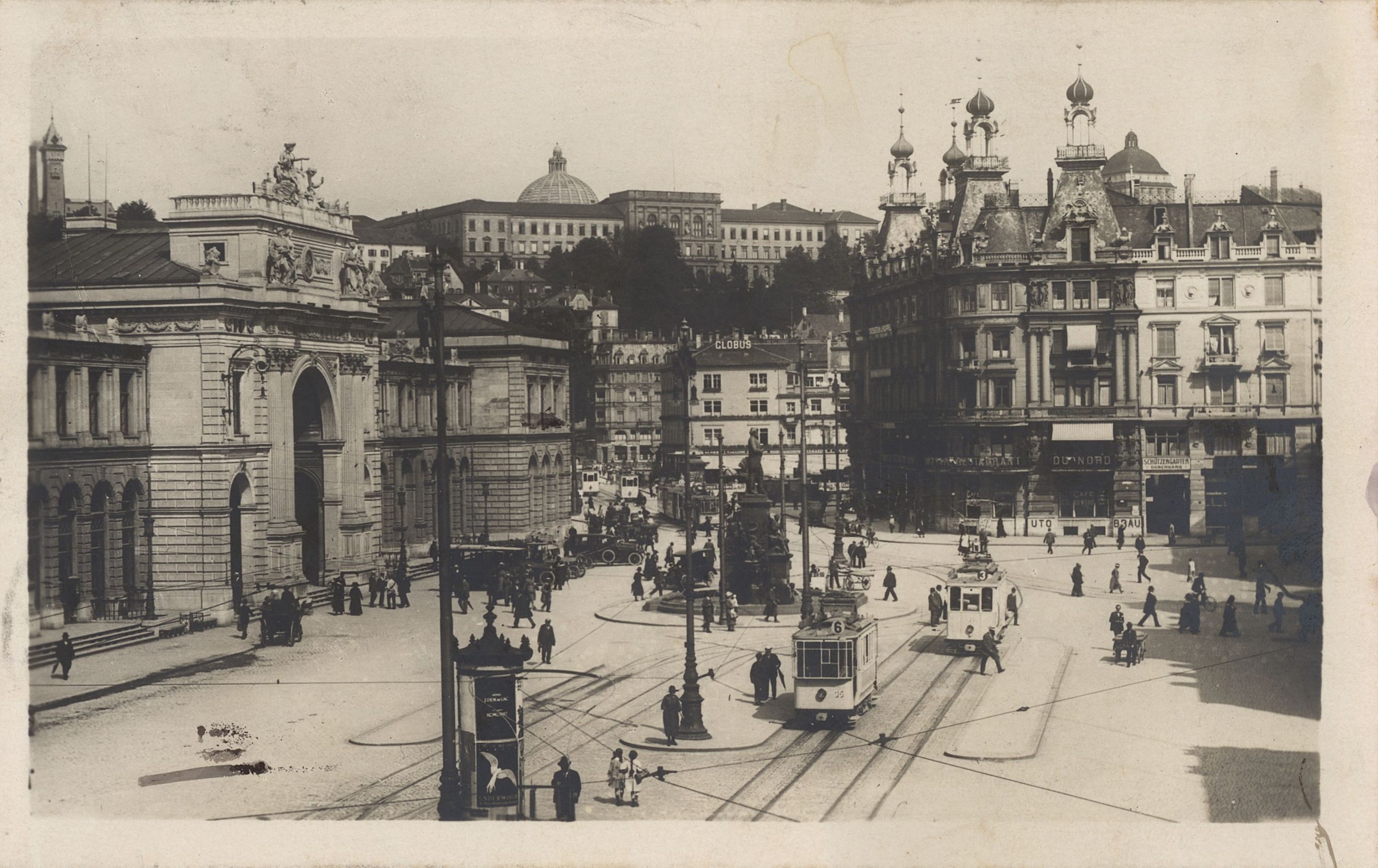 Um 1922 verkehren auch Autos rund um den Bahnhofplatz.