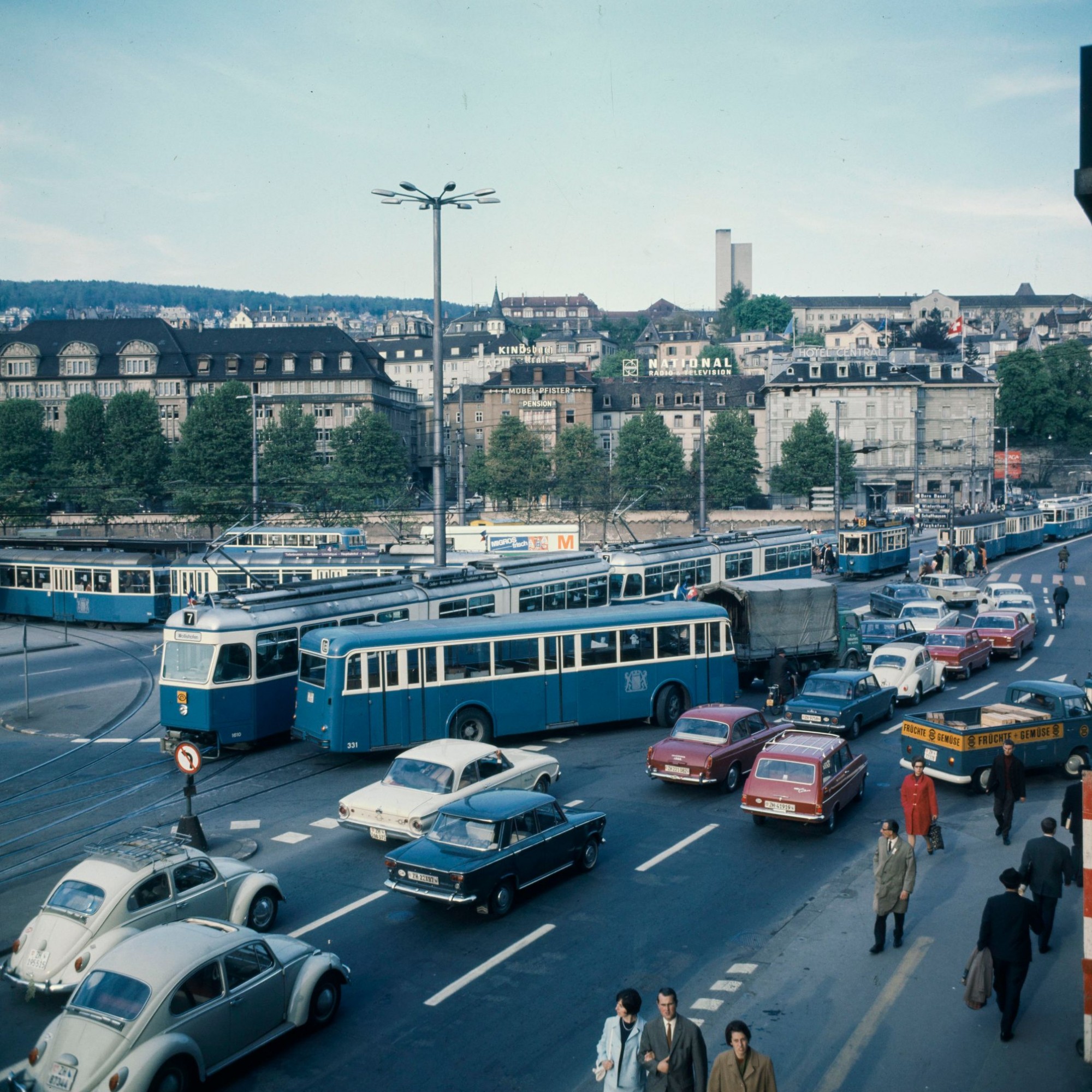 Der Bahnhofquai beim Bahnofplatz Zürich im Jahre 1982. Bereits damals herrschte ein regelmässiges Verkehrschaos.