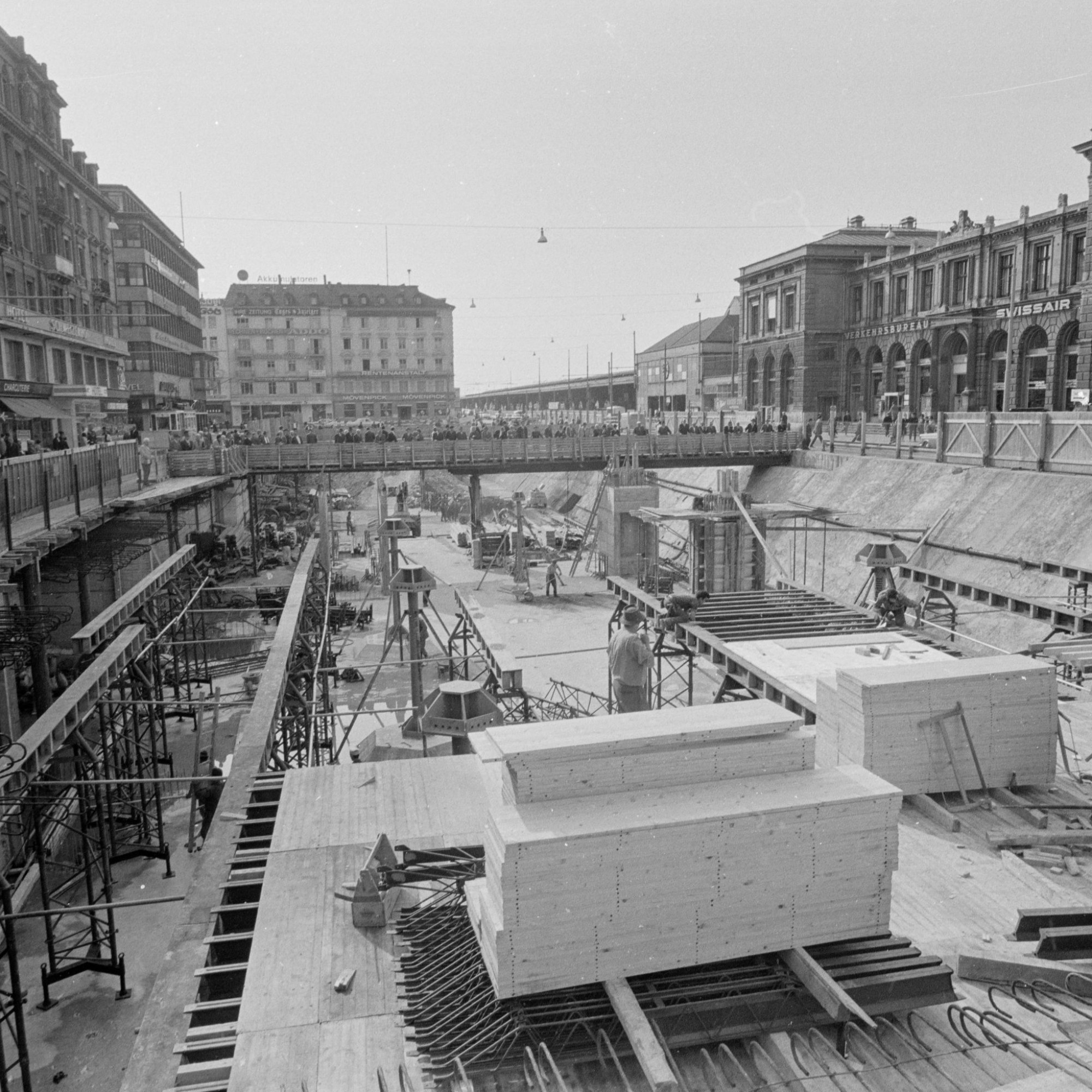 Darauf klaffte mitten auf dem Bahnhofsplatz eine riesige Baugrube. Provisorische Strassen wurden am Rand es Platzes für den Verkehr eingerichtet. 