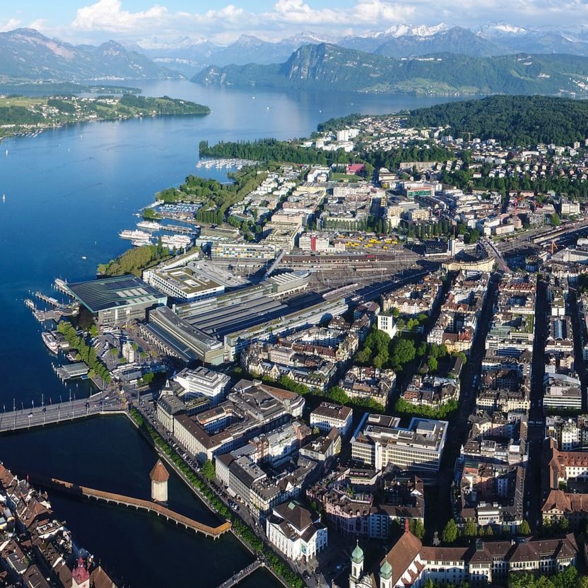 Mit den Modellvorhaben sollen neue Ansätze für die Umsetzung einer nachhaltigen Raumentwicklung erprobt werden (Symbolbild: Luzern aus der Vogelperspektive).