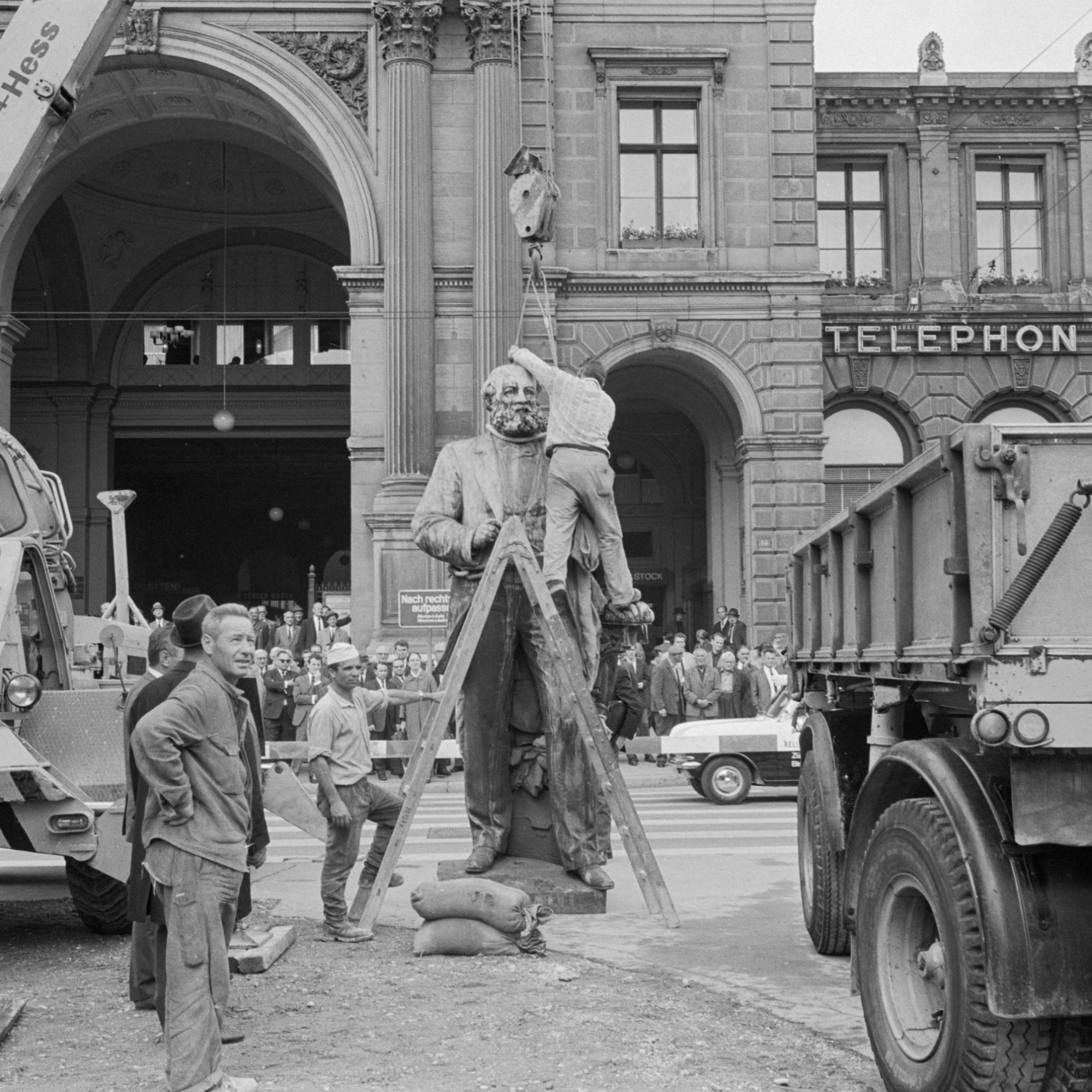 Bevor die Bauarbeiten 1967 für das spätere «Shopville» starteten, wurde das Denkmal von Alfred Escher temporär nach Wollishofen versetzt. Nach der Fertigstellung erhielt er seinen alten Platz zurück.