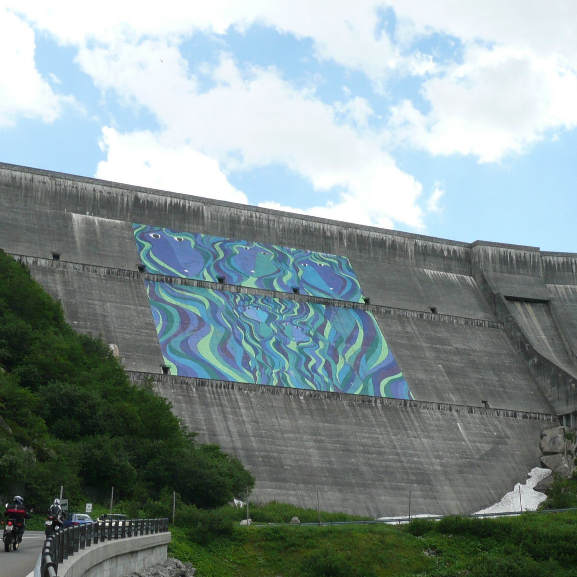 Das Mélisande-Bild an der Staumauer des Räterichbodensees.