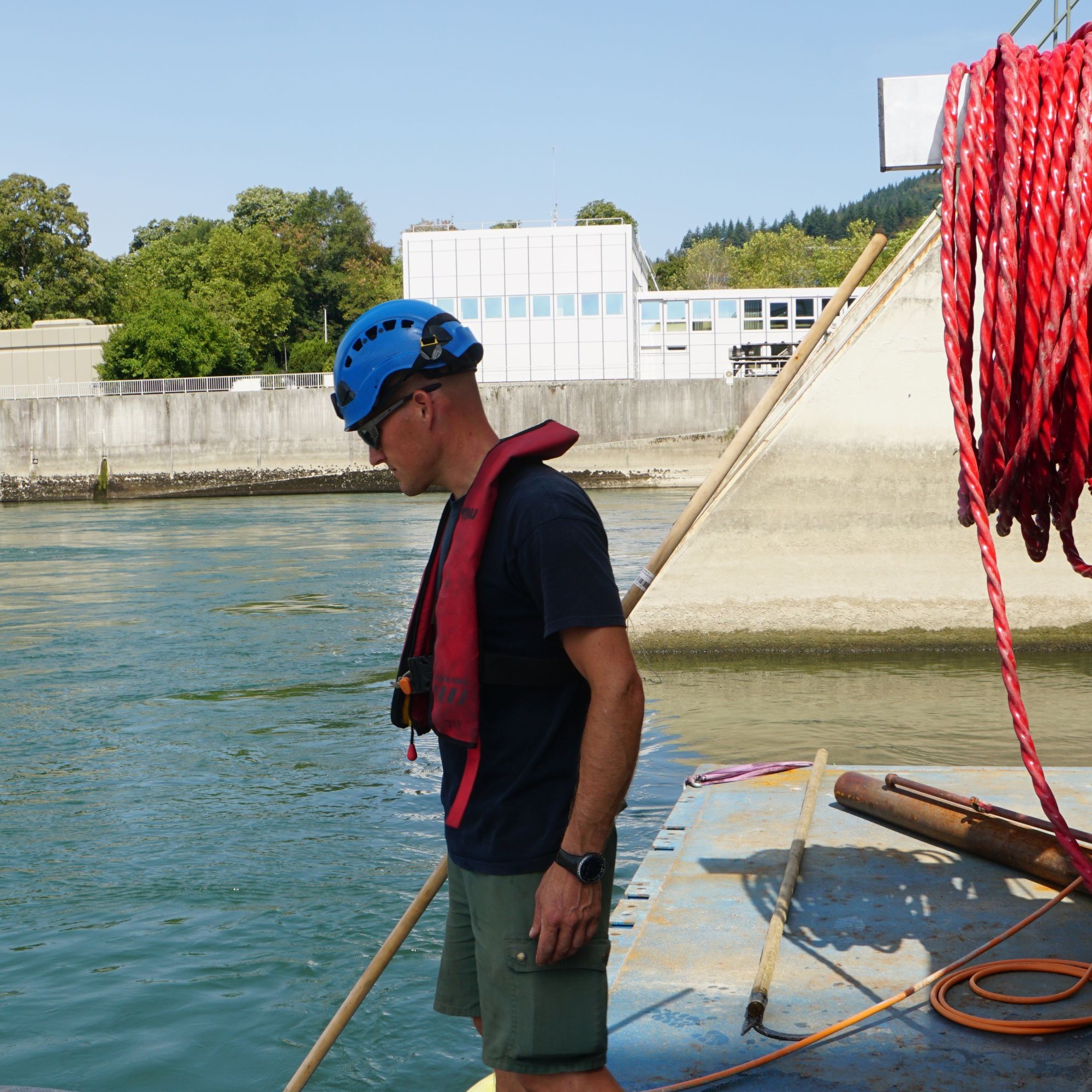 Ivano Frapolli überwacht die Arbeiten von der Wasseroberfläche  und lässt die rote «Nabelschnur» für die Sauerstoffversorgung ins Wasser gleiten.