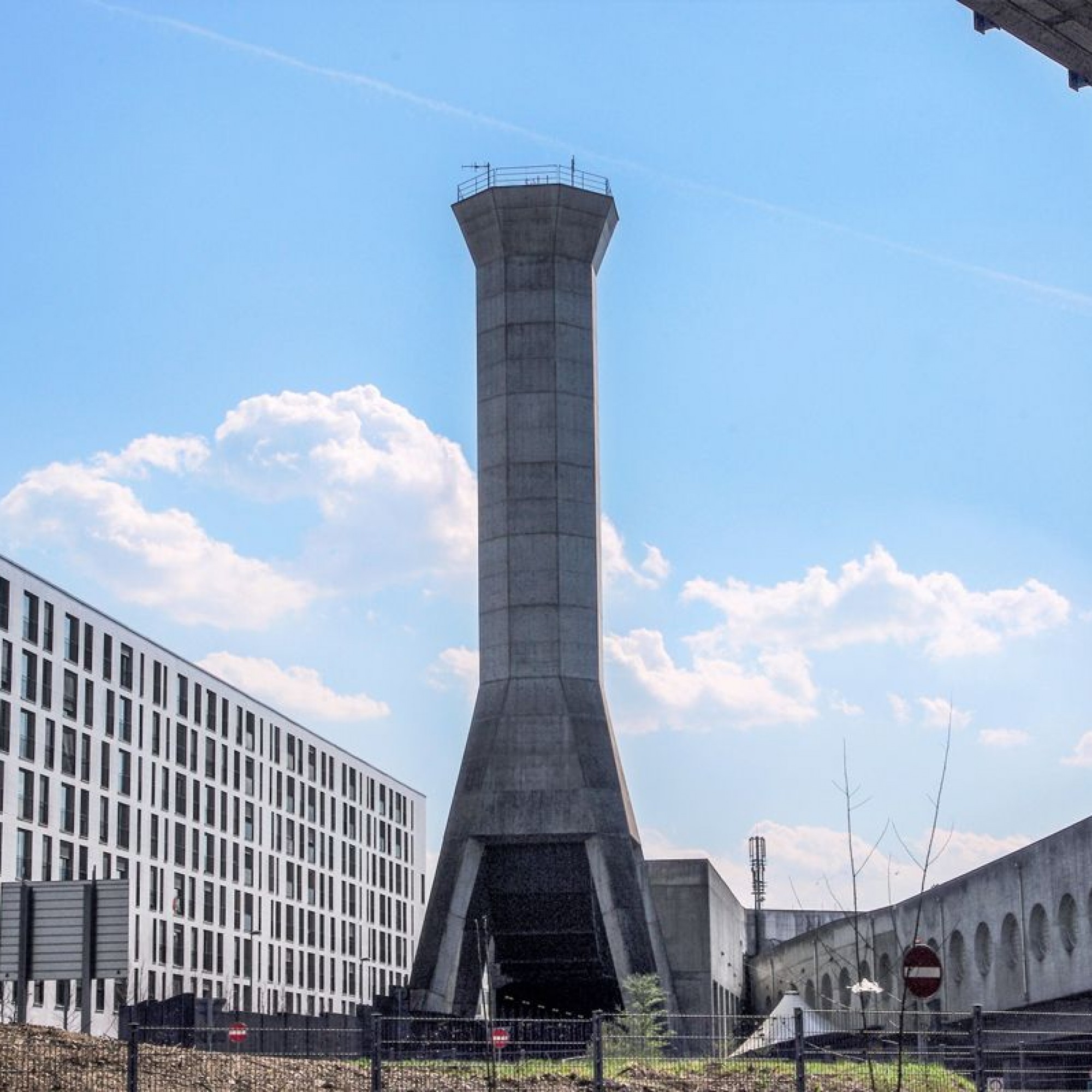 Der Abluftkamin bei der Nordtangente in Basel im ursprünglichen Zustand.